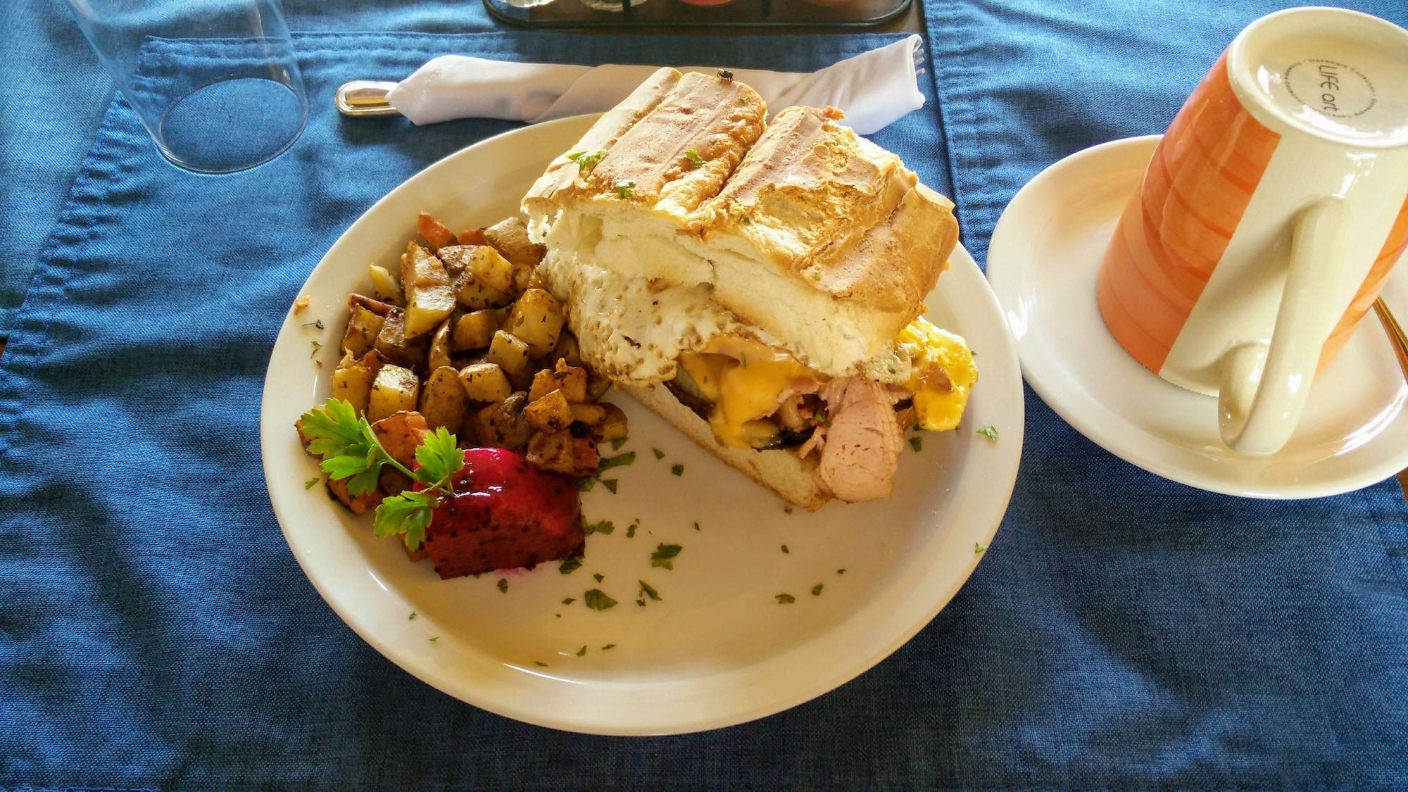 Restaurant El Mirador Suites and Lounge