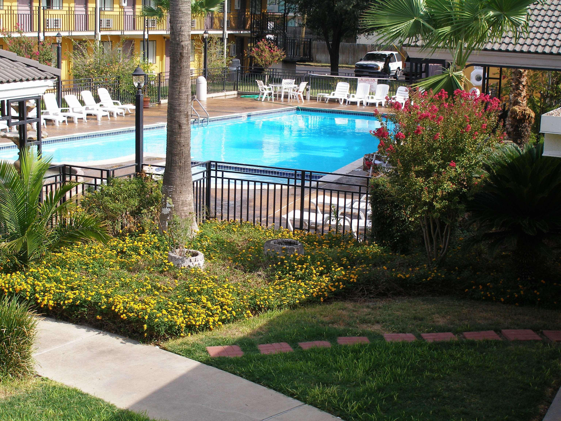 Vista Lobby Americas Best Value Inn Laredo