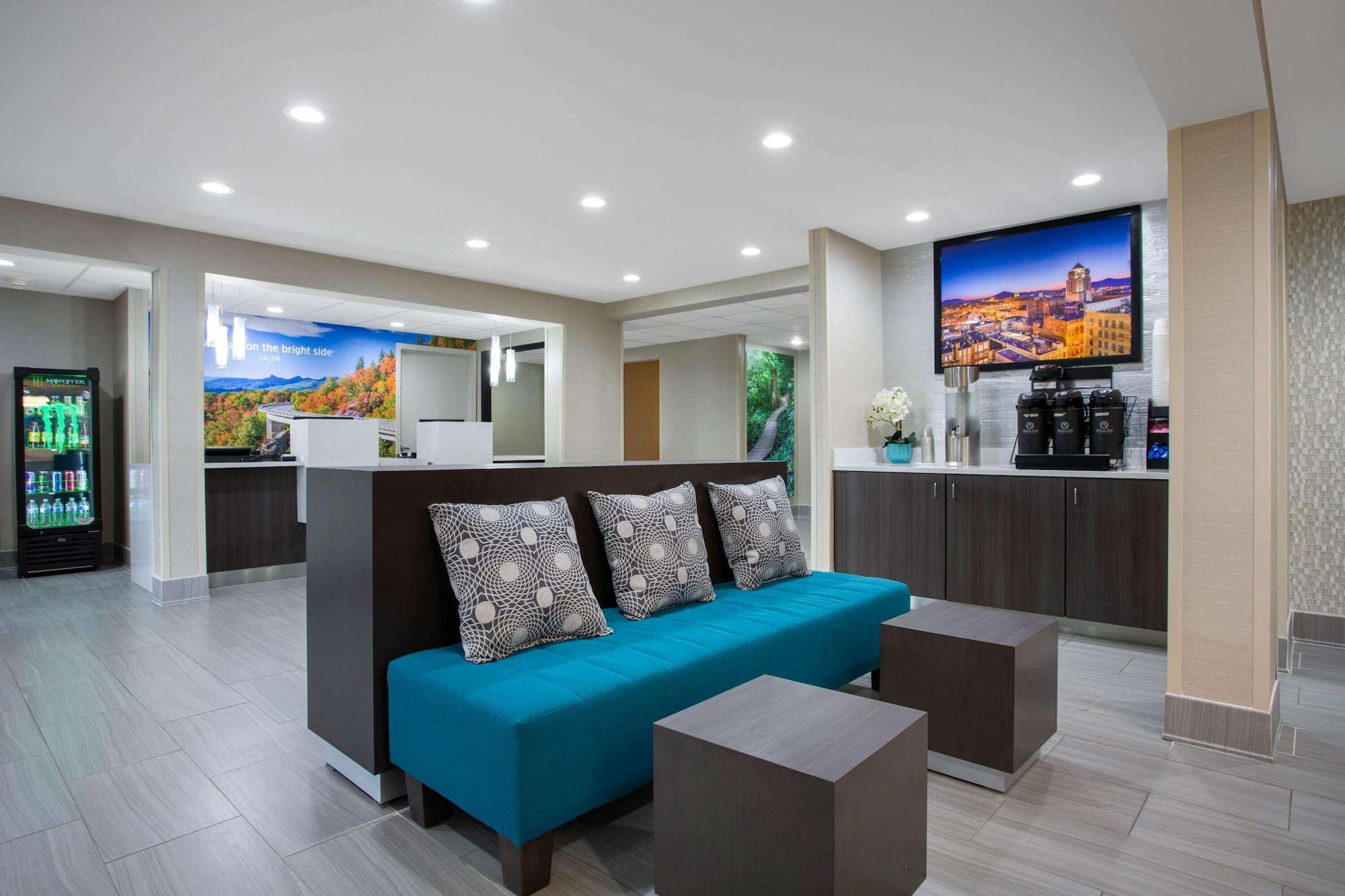 Vista Lobby La Quinta Inn & Suites by Wyndham Roanoke Salem