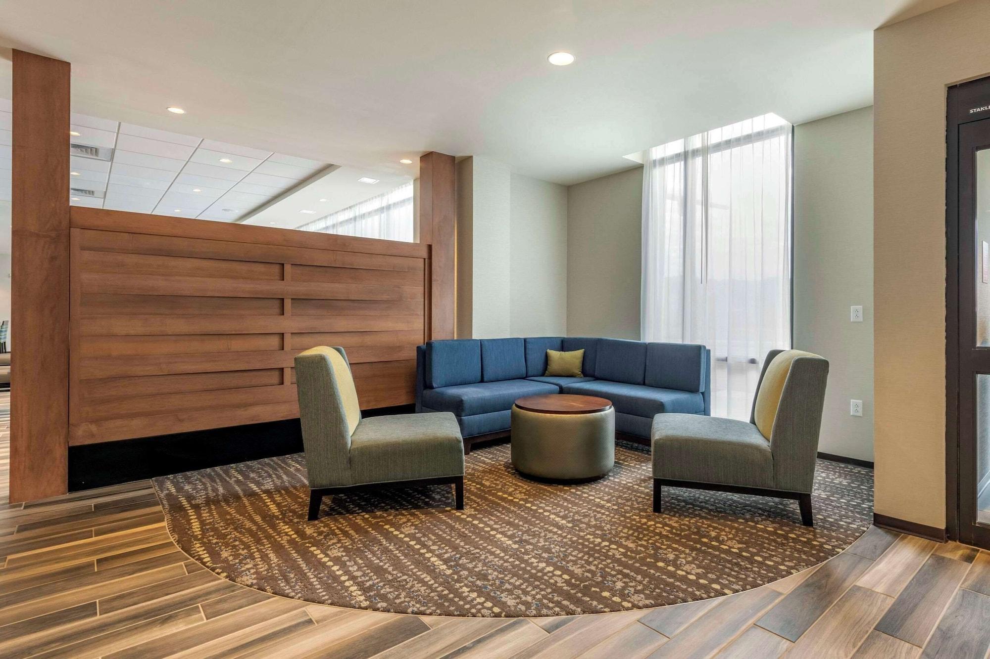 Vista Lobby Comfort Inn & Suites Pittsburgh-Northshore