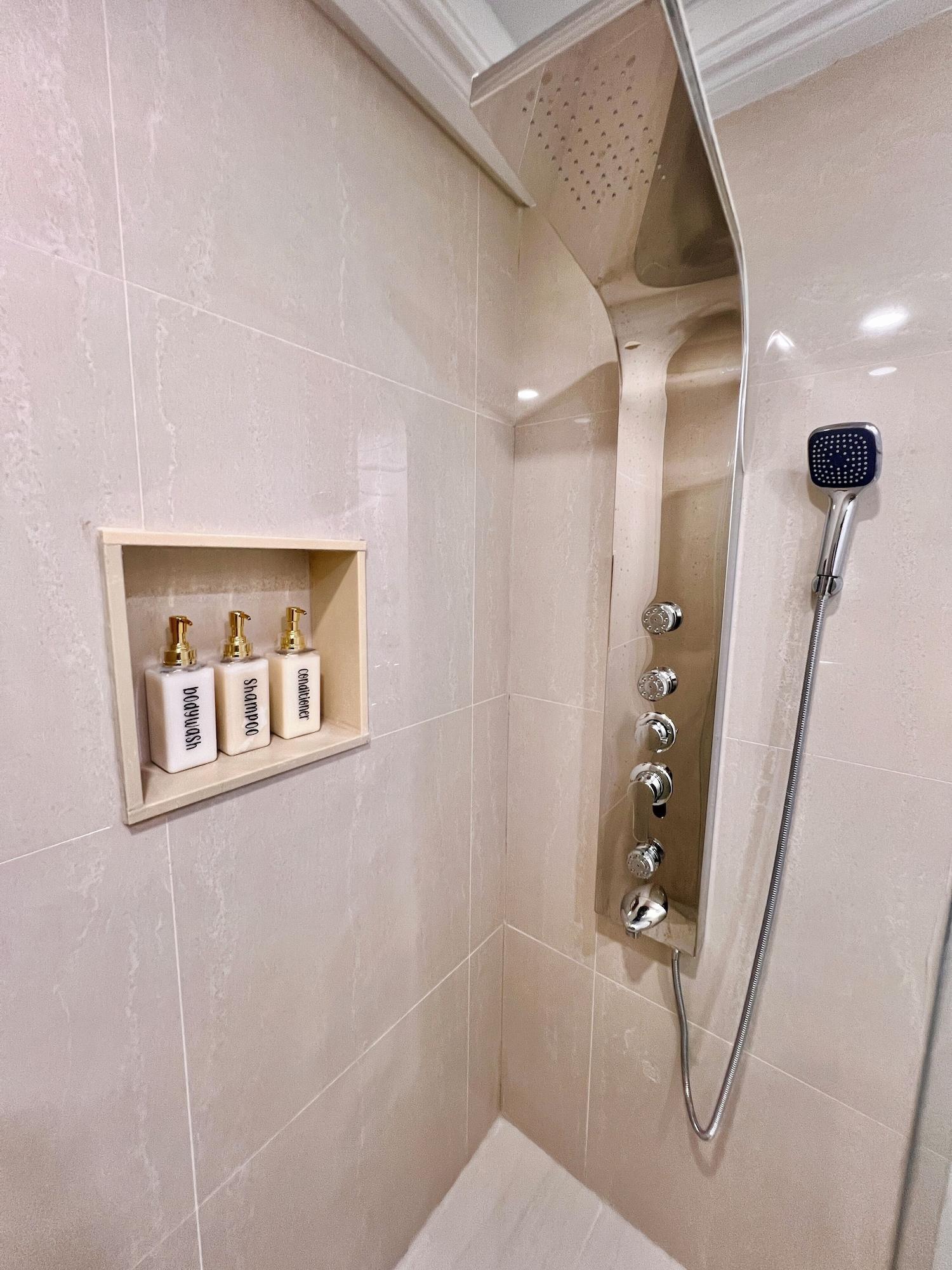 Equipamiento de Habitación Cozy Home Near Transit & Hillcrest Mall with Free Parking