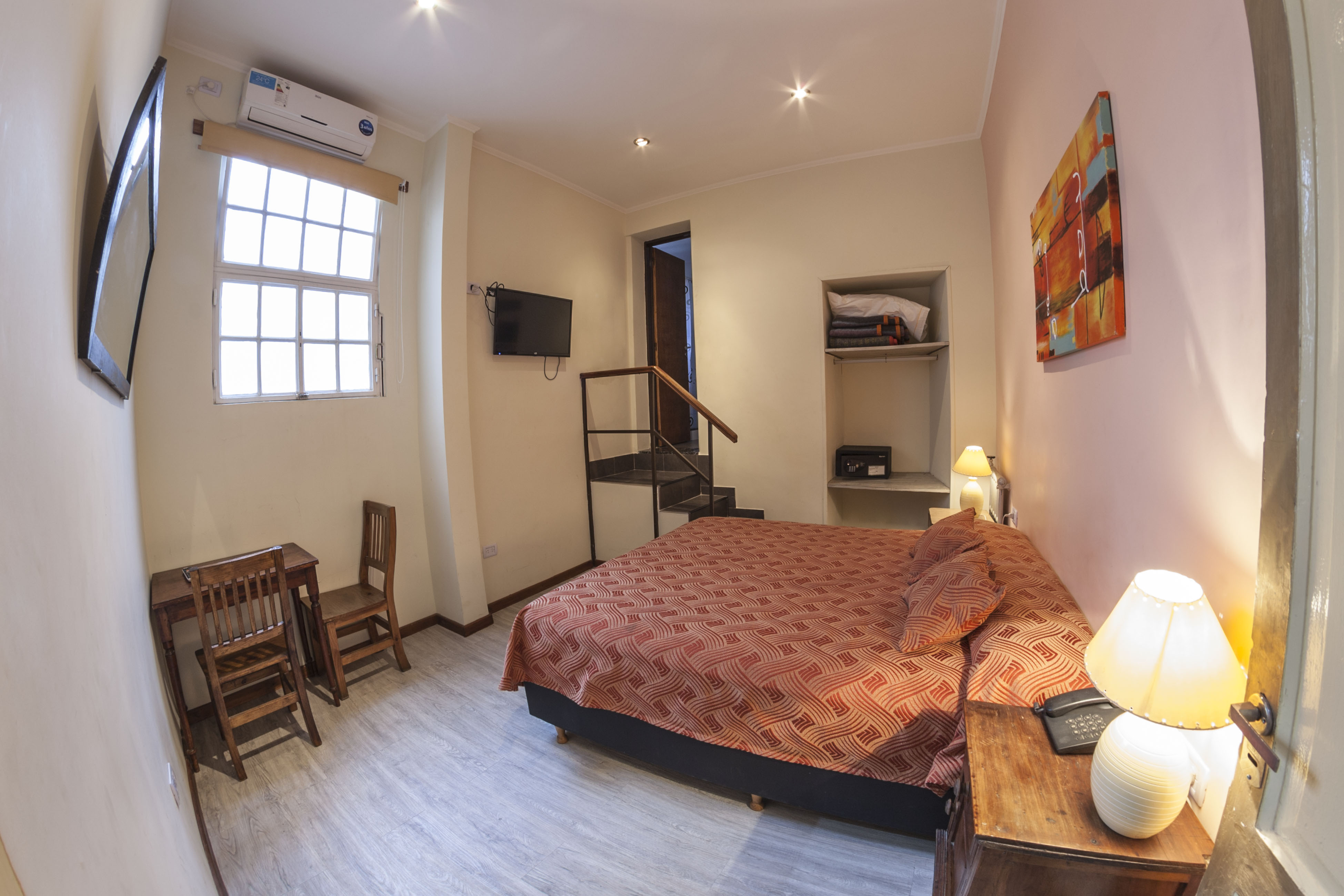 Varios Hotel Reina