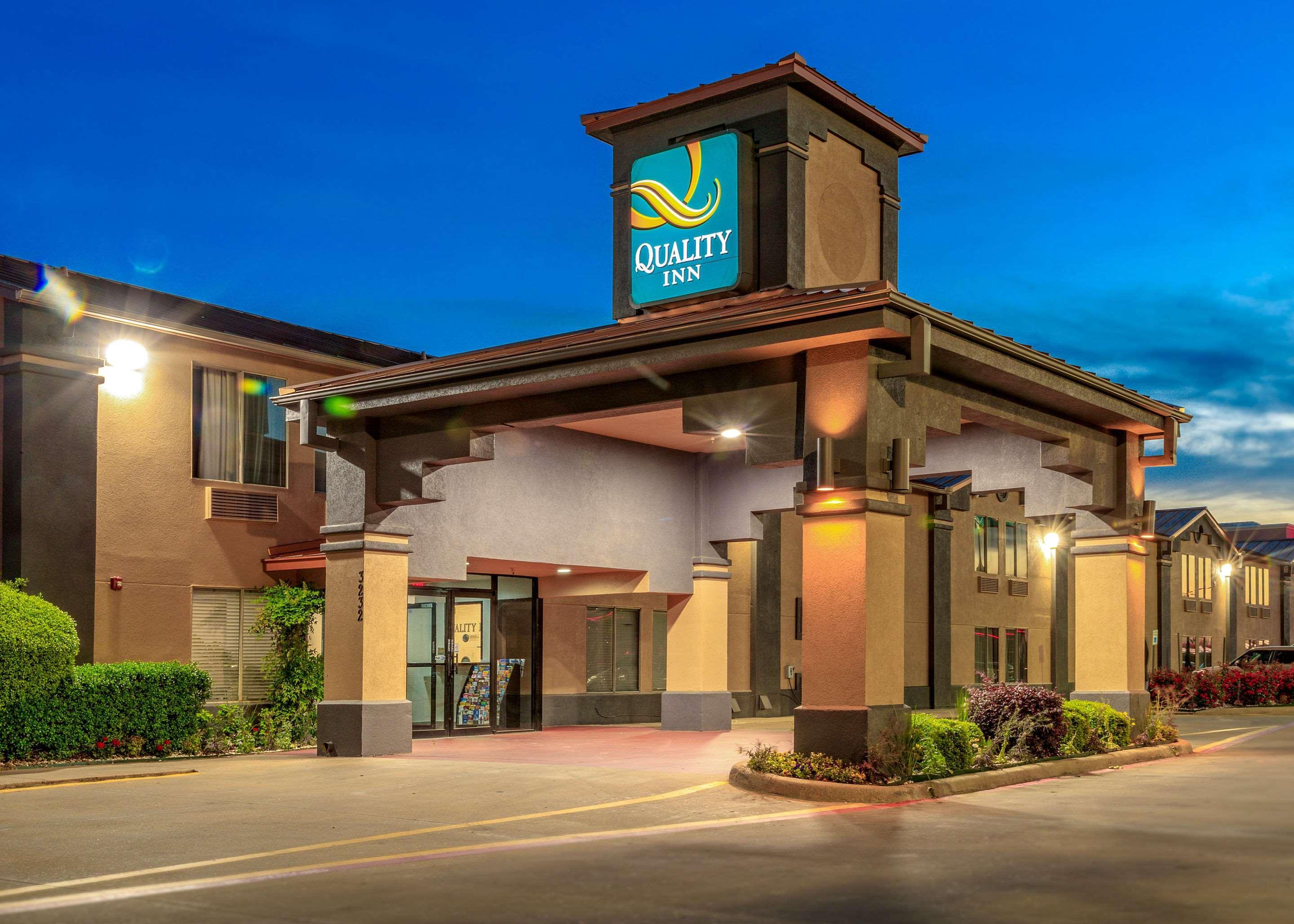 Vista Exterior Quality Inn Forest Hill - Fort Worth South