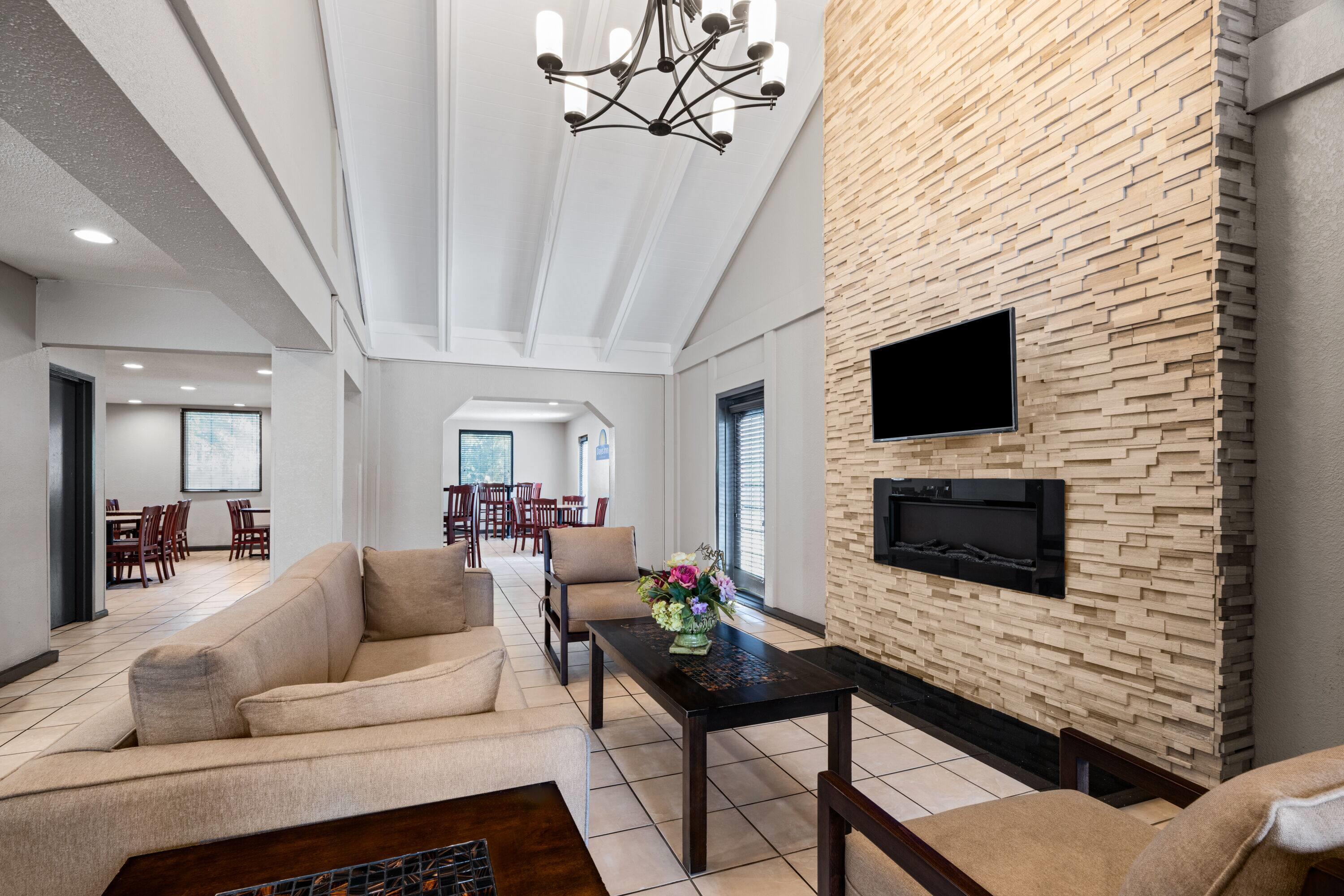 Vista Lobby Days Inn by Wyndham College Park Airport Best Road