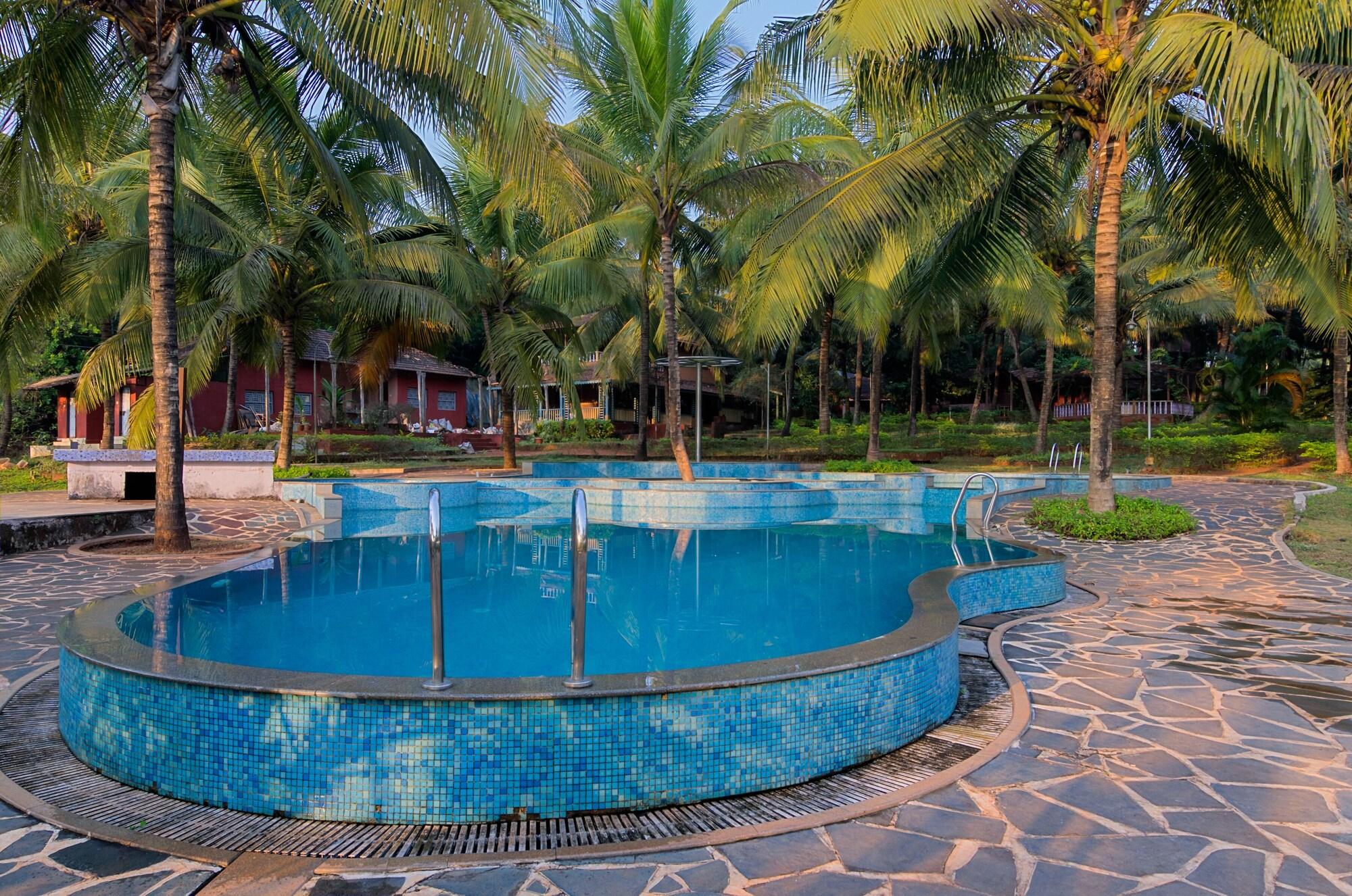 Vista Piscina Shantai by the lake