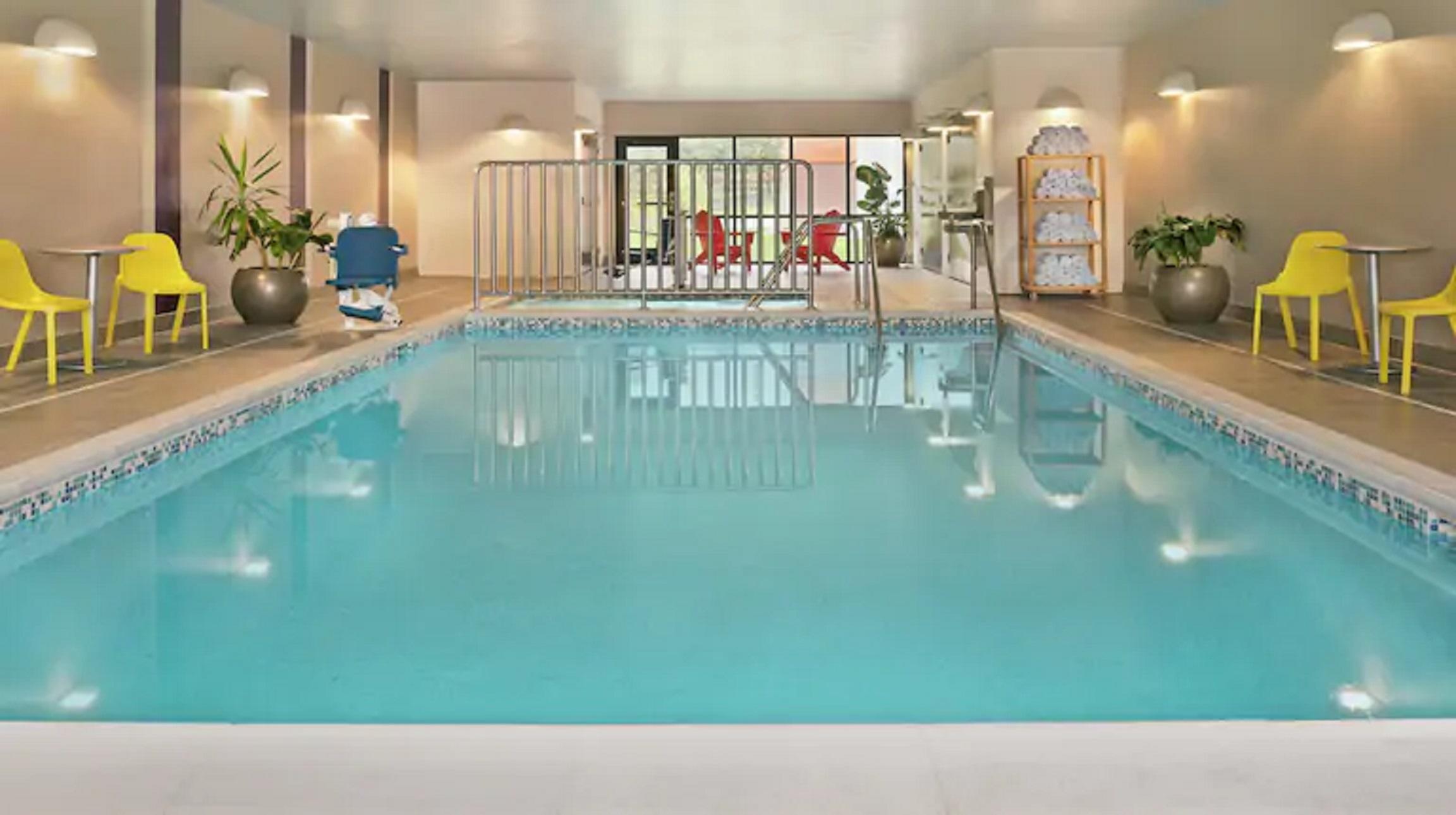 Vista Piscina Home2 Suites by Hilton Miami Doral West Airport