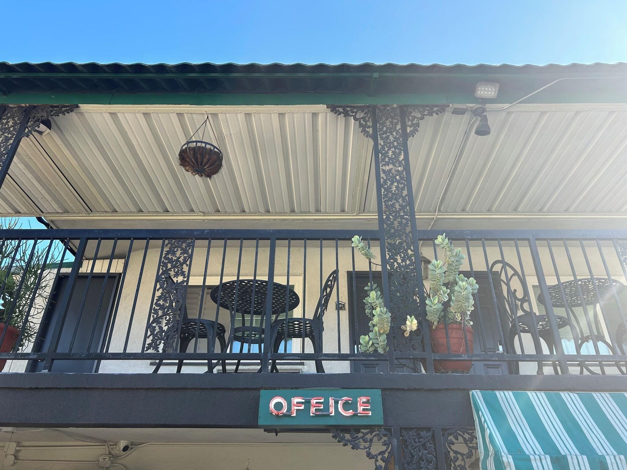 Vista Lobby Welcome Inn on Colorado Blvd