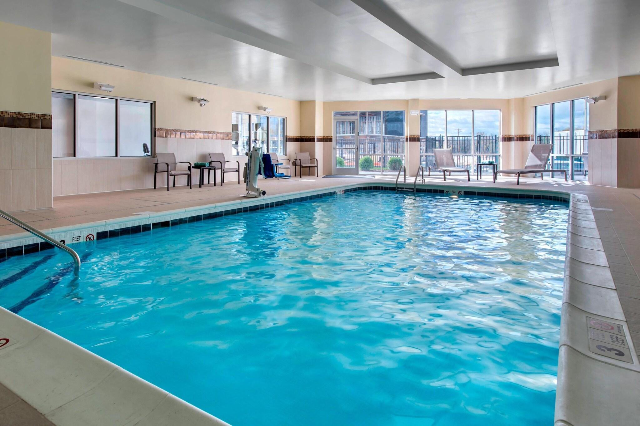 Vista Piscina Courtyard by Marriott Schenectady at Mohawk Harbor