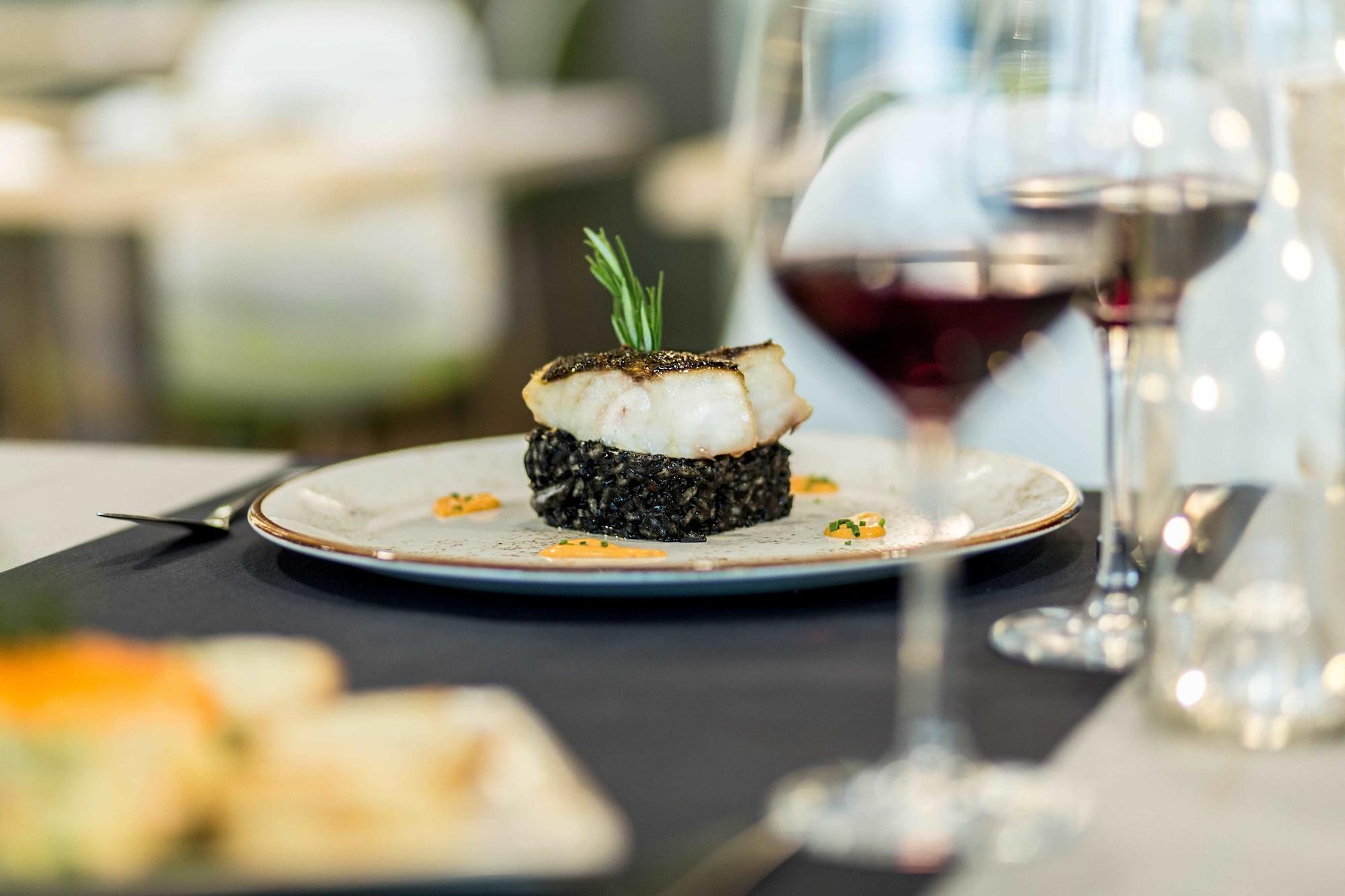 Restaurant Crowne Plaza Madrid Airport by IHG