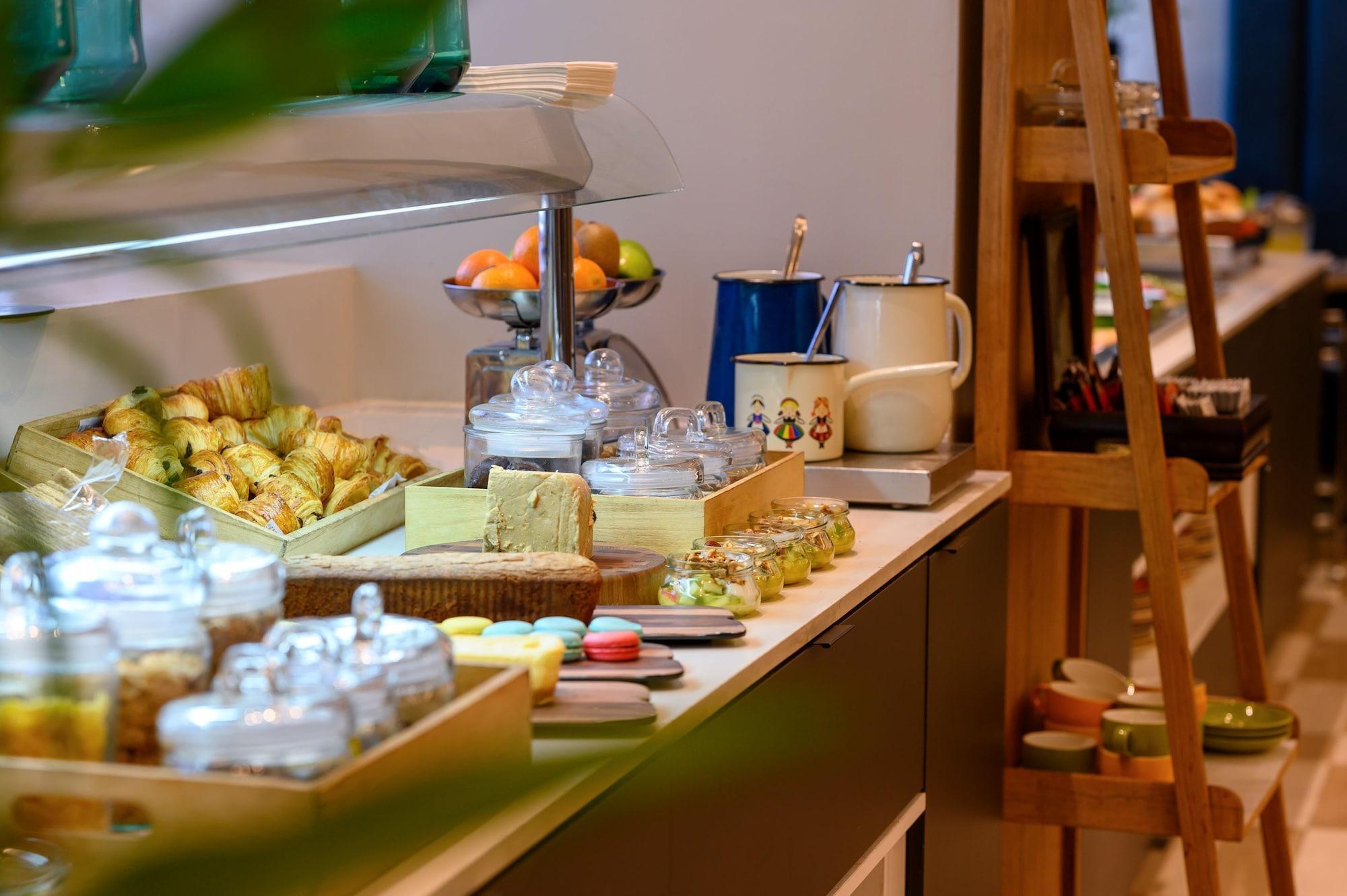 Restaurant Sadot Hotel Ben Gurion Airport - an Atlas Boutique Hotel