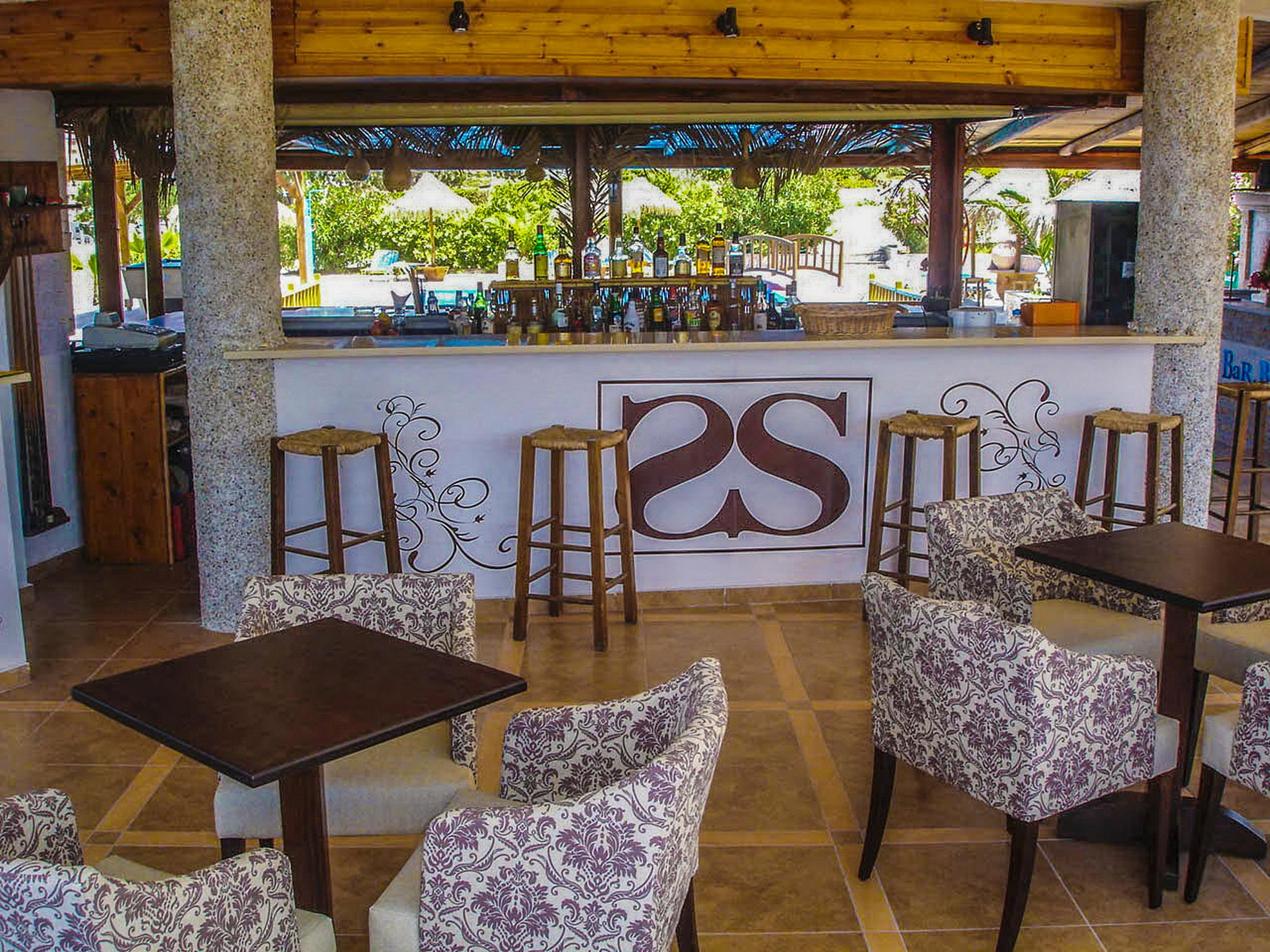 Bar/Salón Spiros-Soula Τhematic Suites & Apts