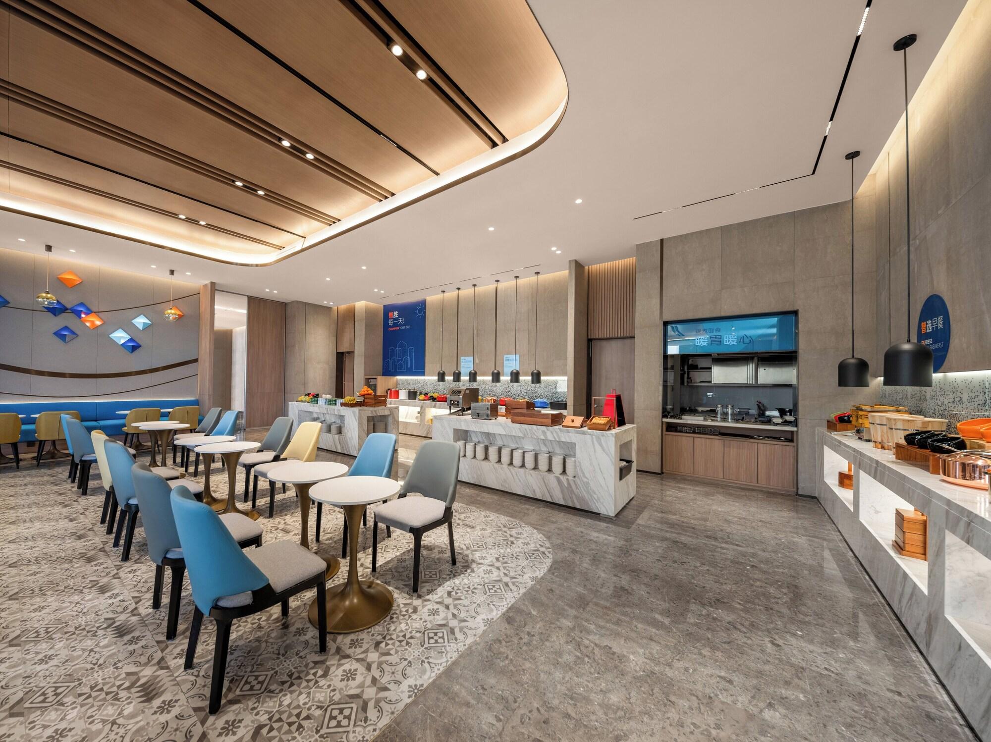 Restaurant Holiday Inn Express Liaoyuan Economic Development Zone by IHG