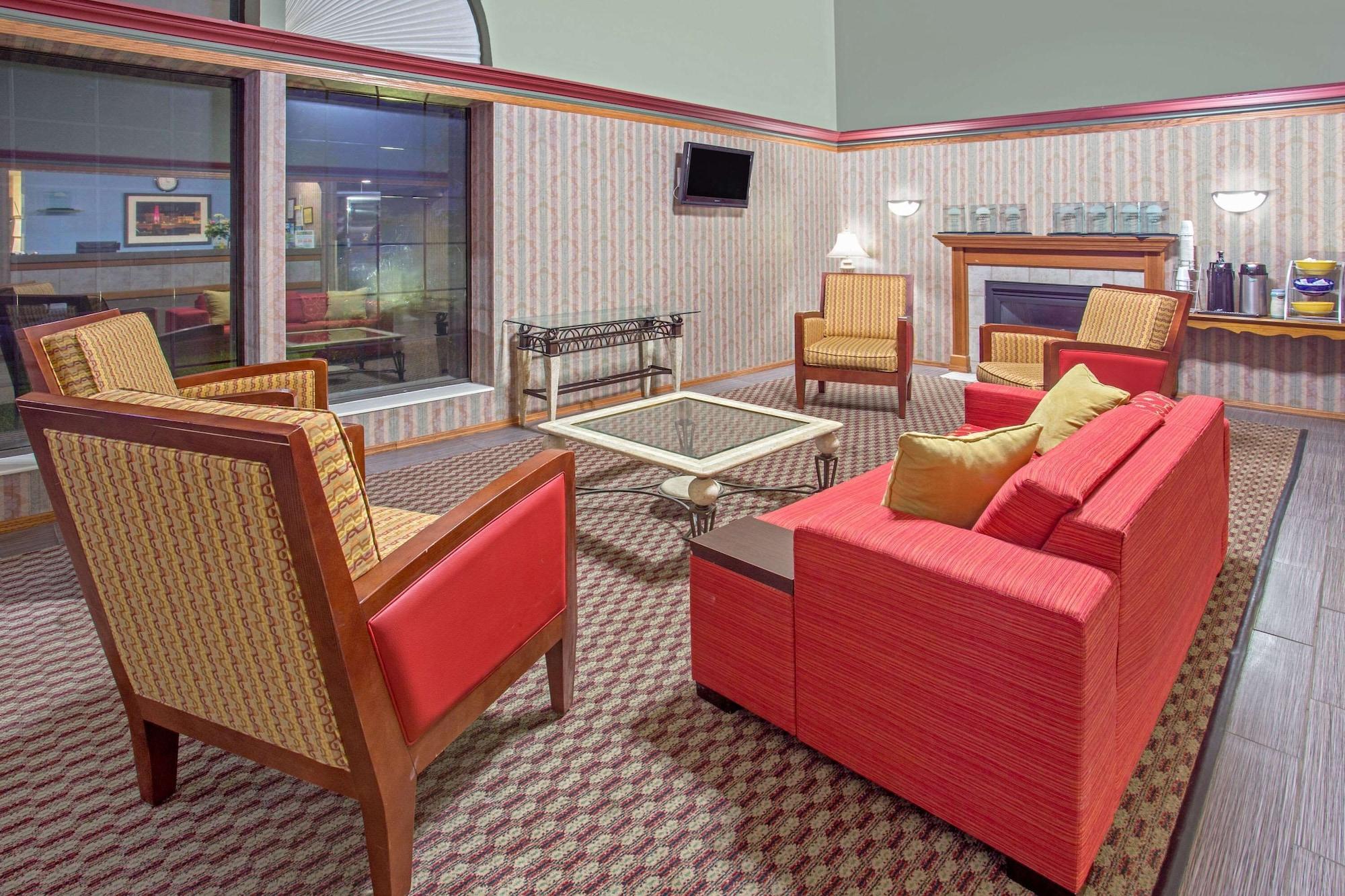 Vista Lobby Days Inn by Wyndham Madison NE/Windsor