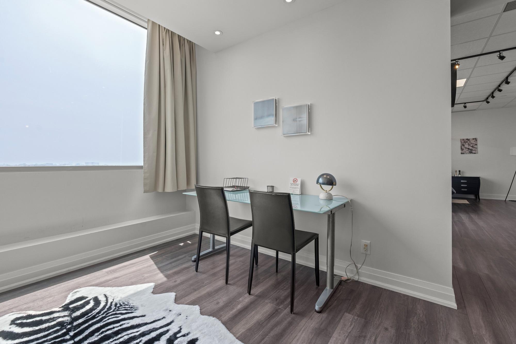 Set de Habitación Bright Suites Finch West by GLOBALSTAY