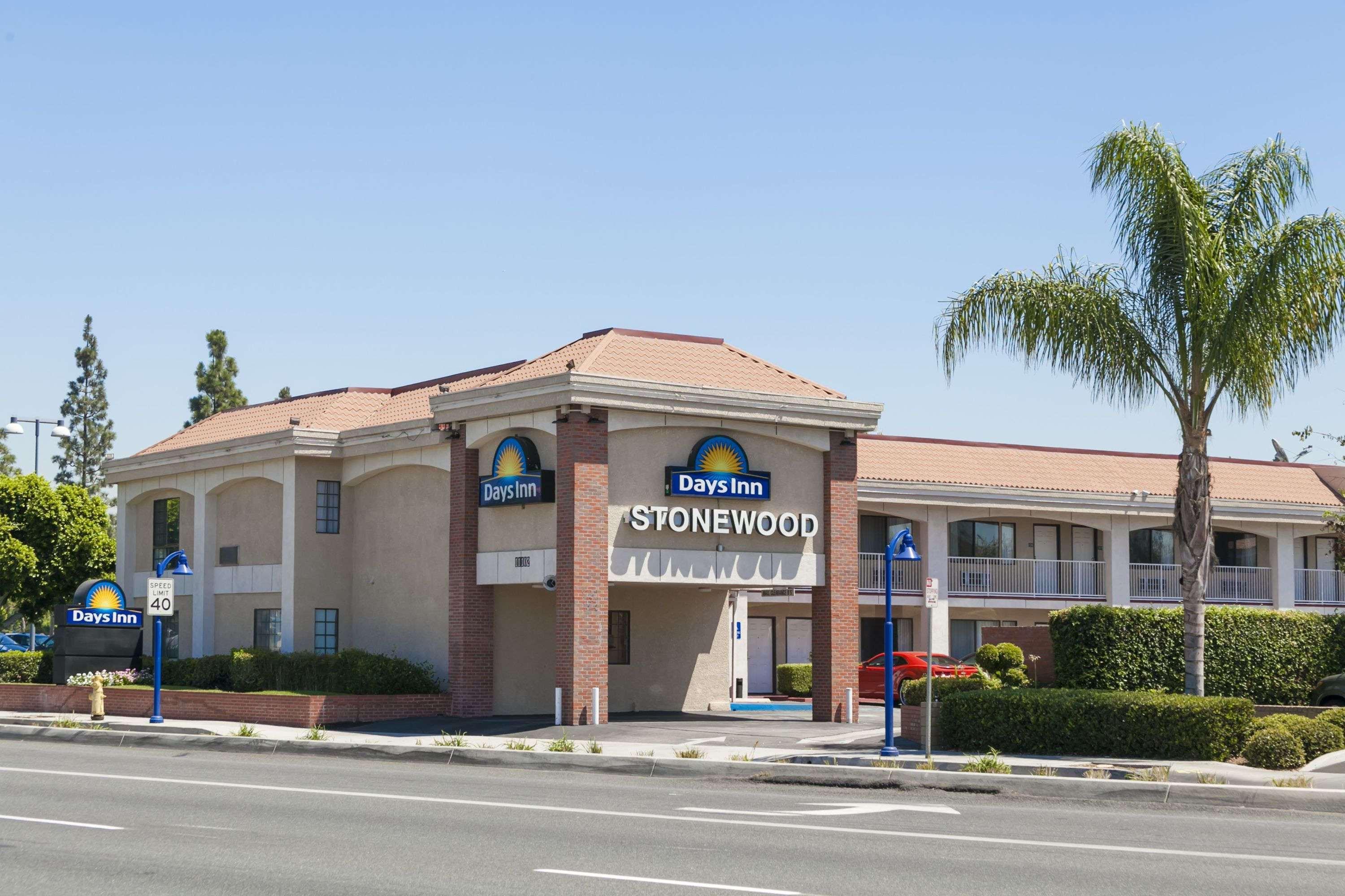 Vista Exterior Days Inn by Wyndham Downey