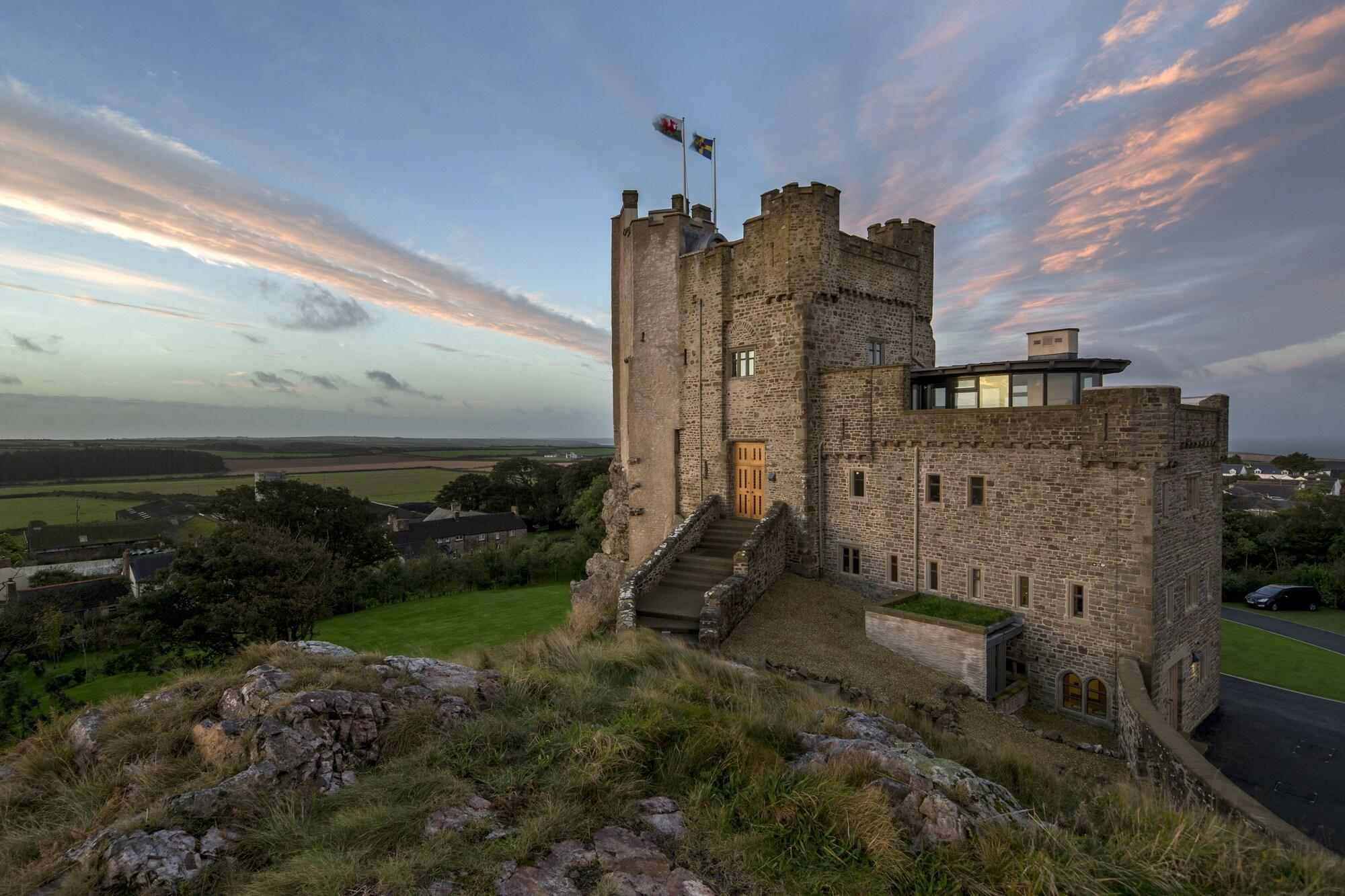 Varios Roch Castle Hotel