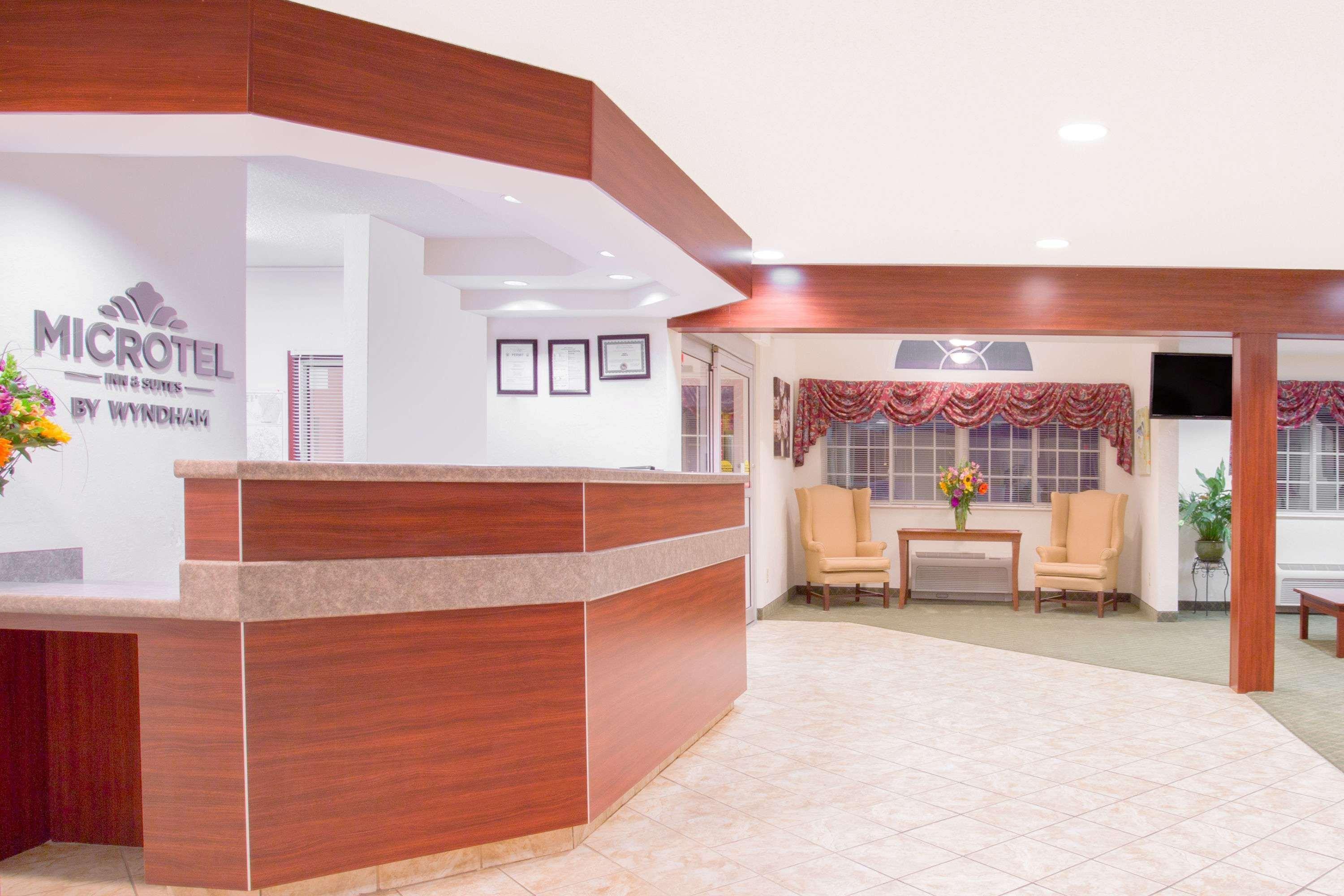 Vista Lobby Microtel Inn & Suites by Wyndham Gassaway/Sutton