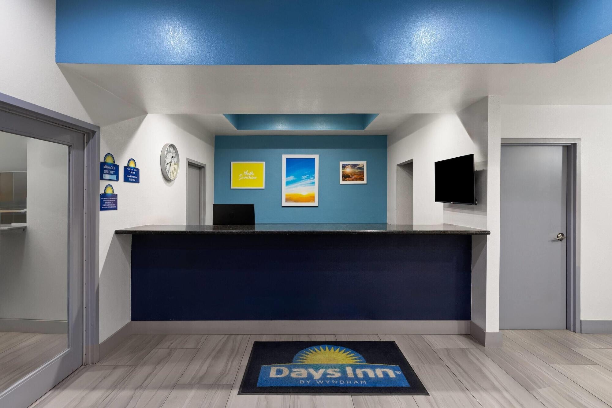 Vista Lobby Days Inn by Wyndham El Paso West