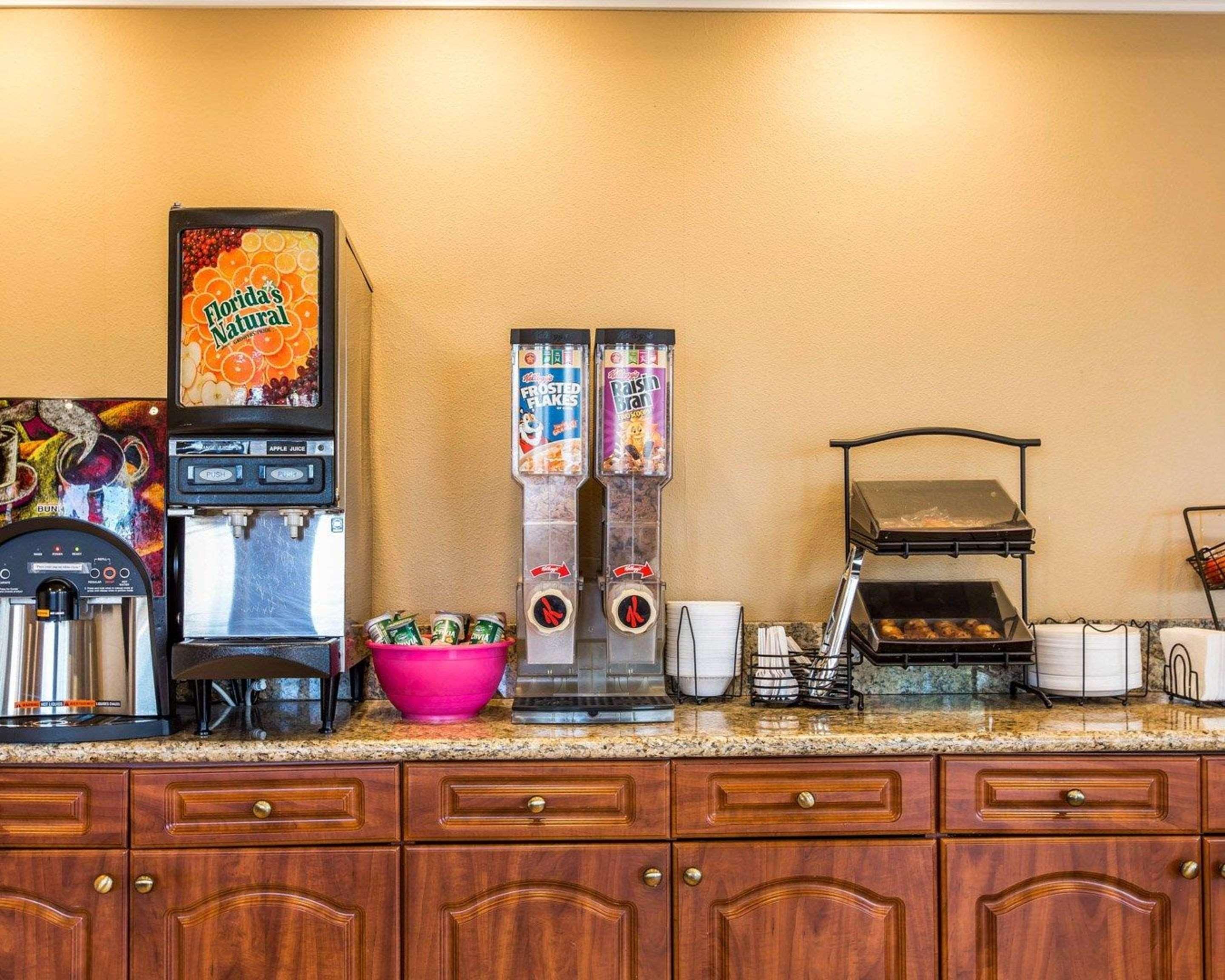 Restaurant Rodeway Inn & Suites Corona