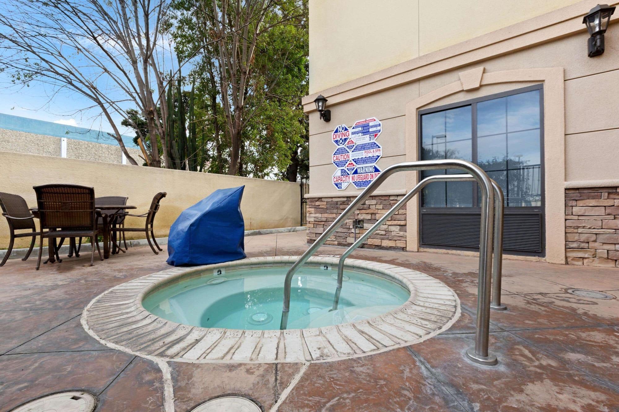 Spa La Quinta Inn & Suites by Wyndham NE Long Beach/Cypress