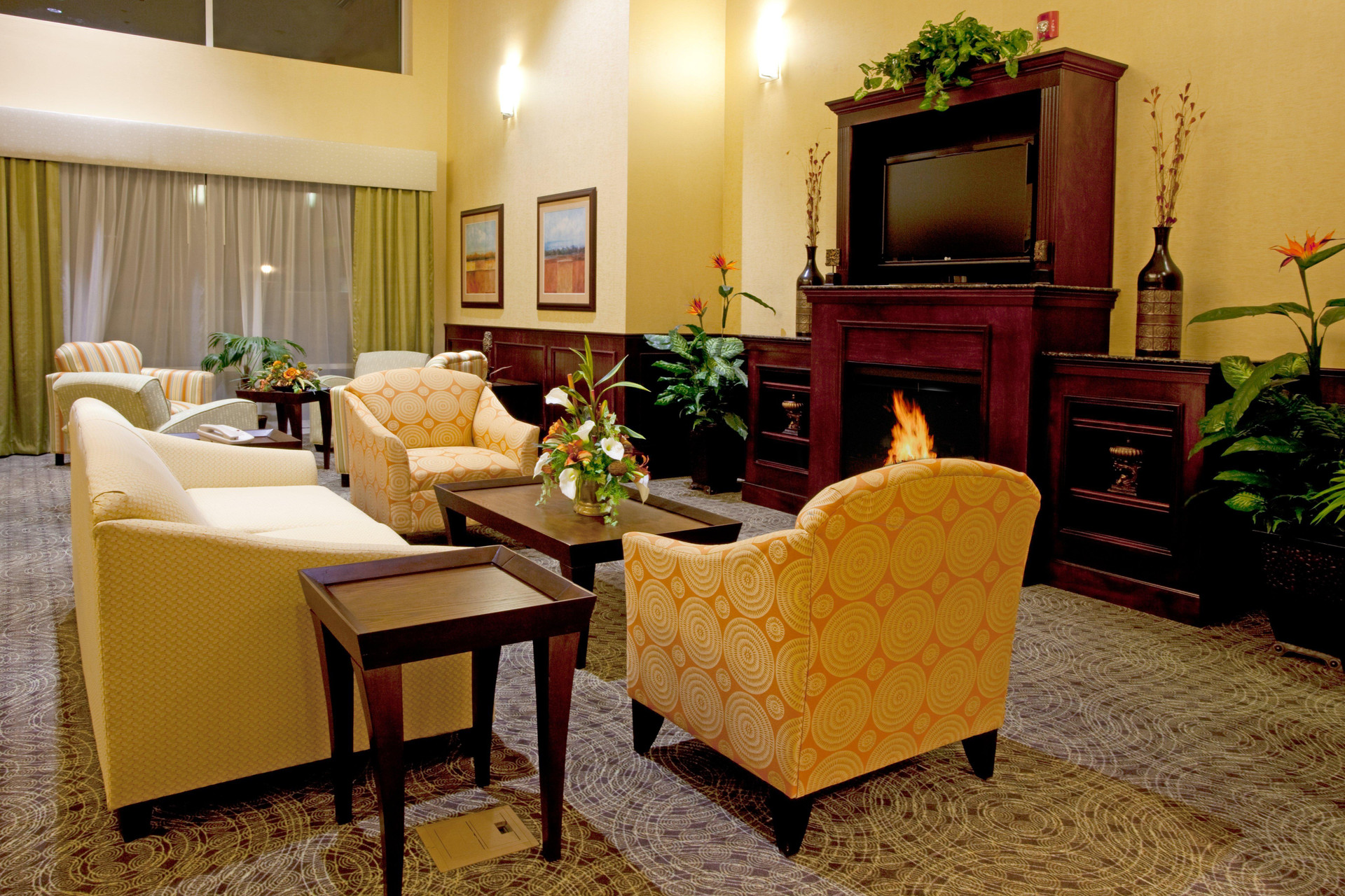Vista Lobby Holiday Inn Express & Suites Chaffee-Jacksonville West by IHG