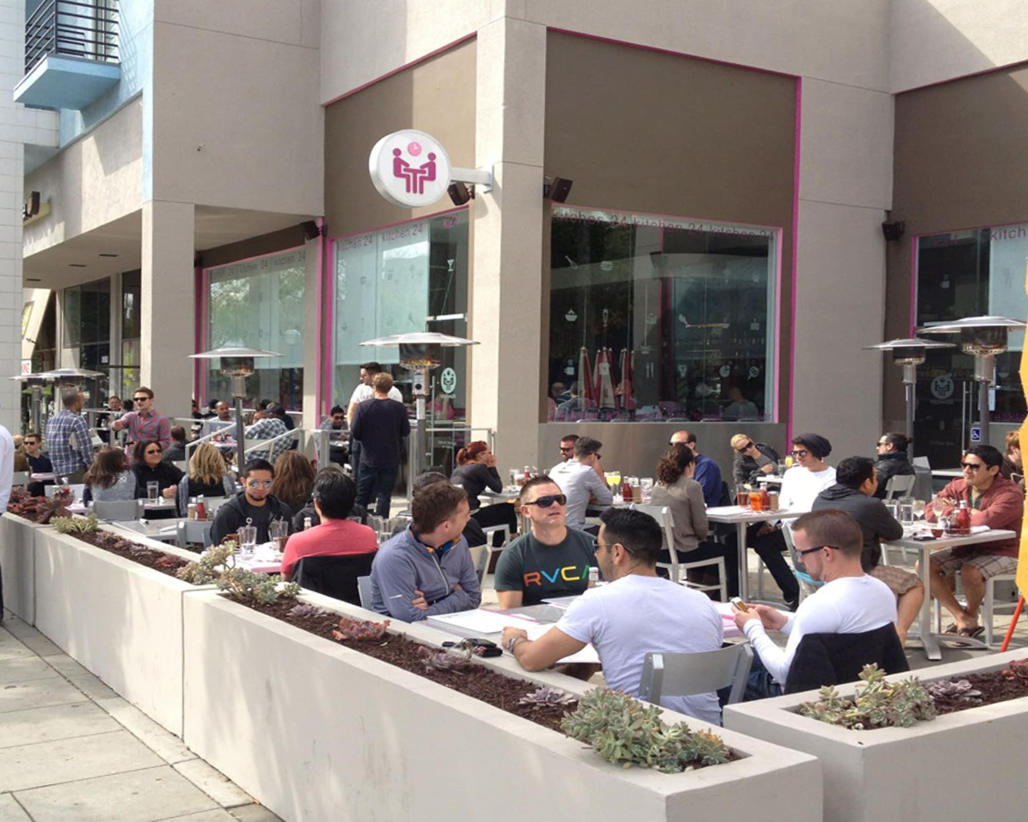 Restaurant Ramada Plaza by Wyndham West Hollywood Hotel & Suites