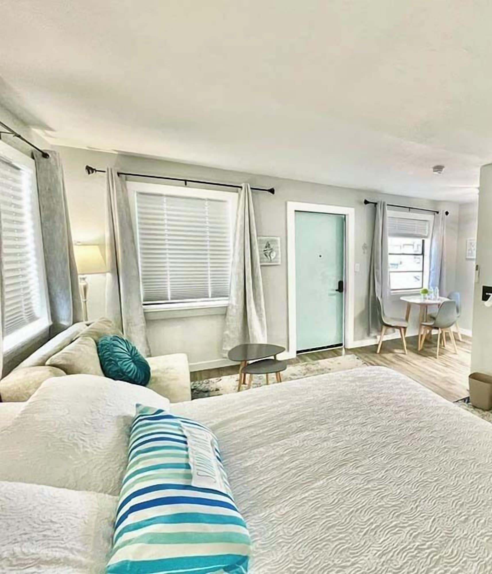 Varios 1915 Beach Club