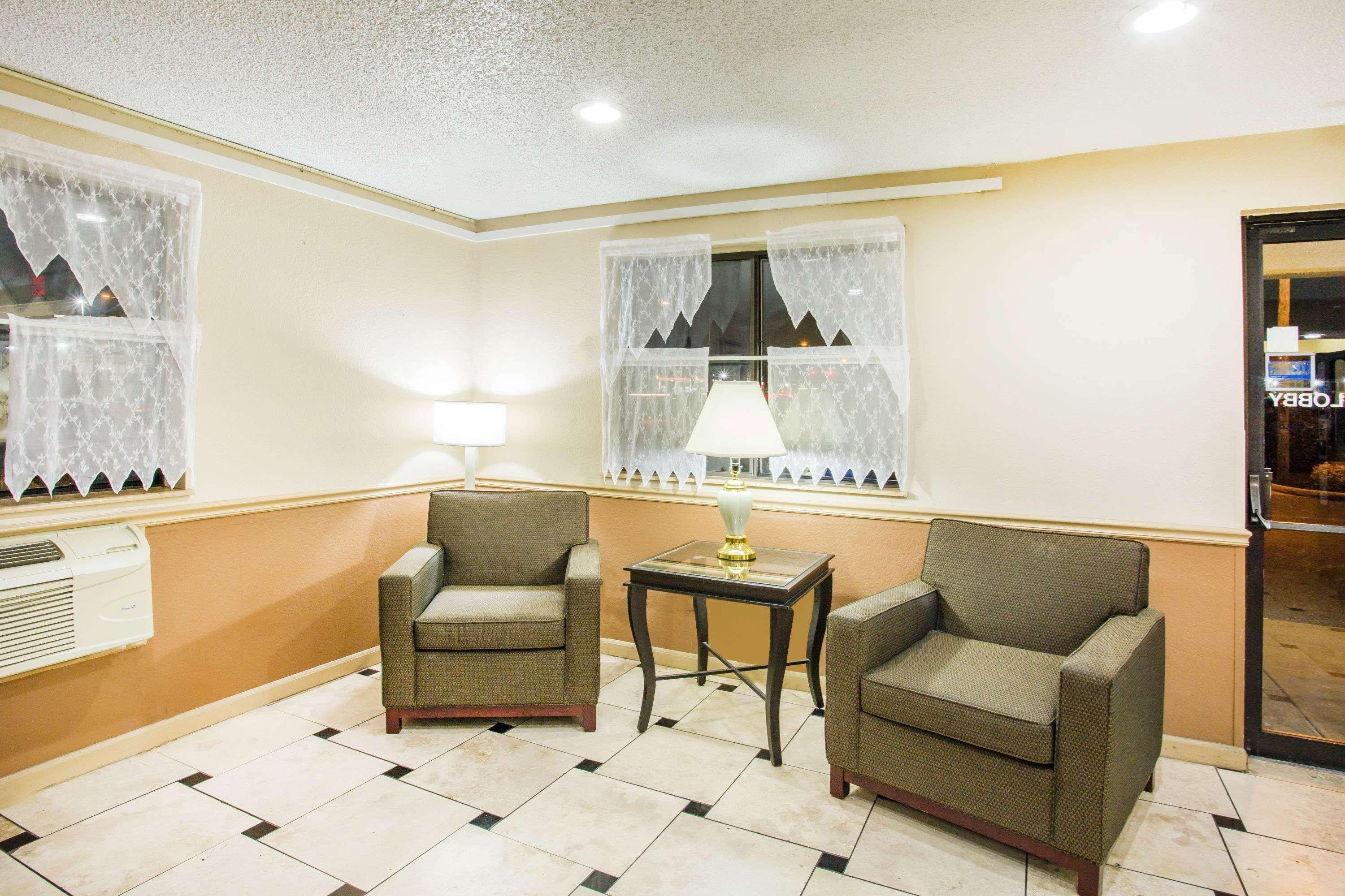 Vista Lobby Super 8 by Wyndham Harrisonburg
