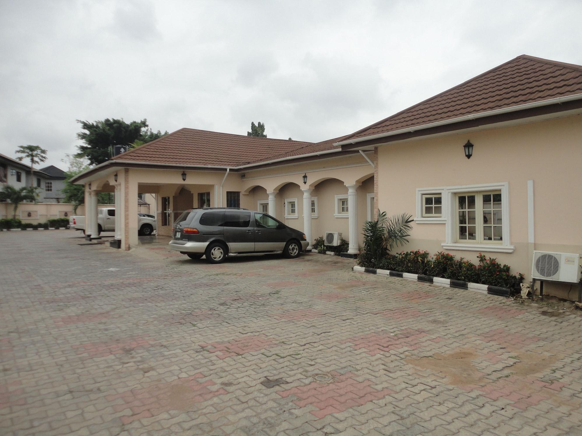Vista Exterior SDM Tavern and Suites