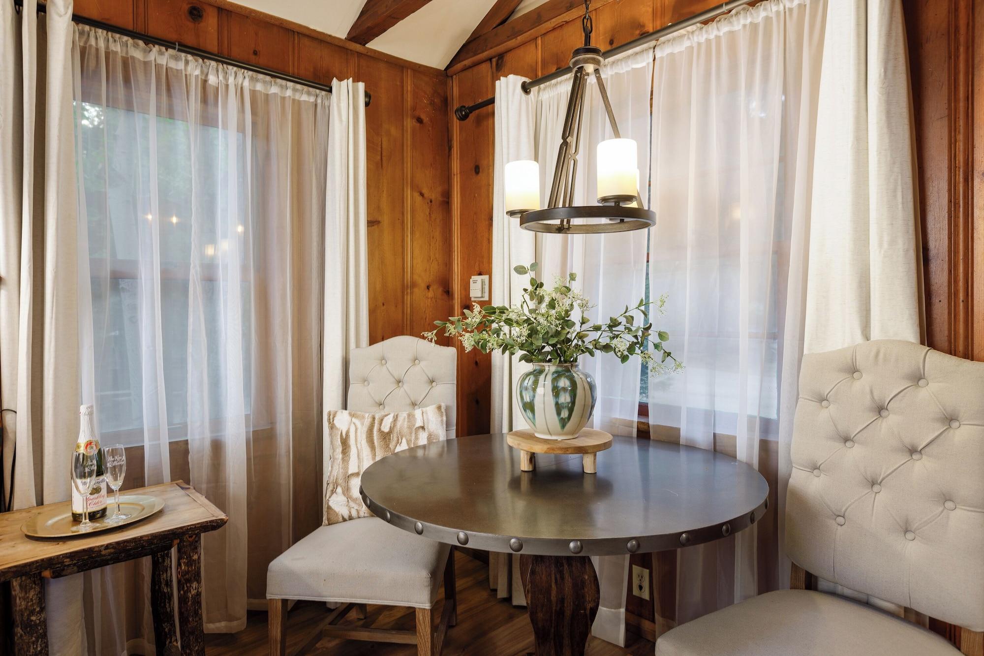 Restaurant Arrowhead Pine Rose Cabins