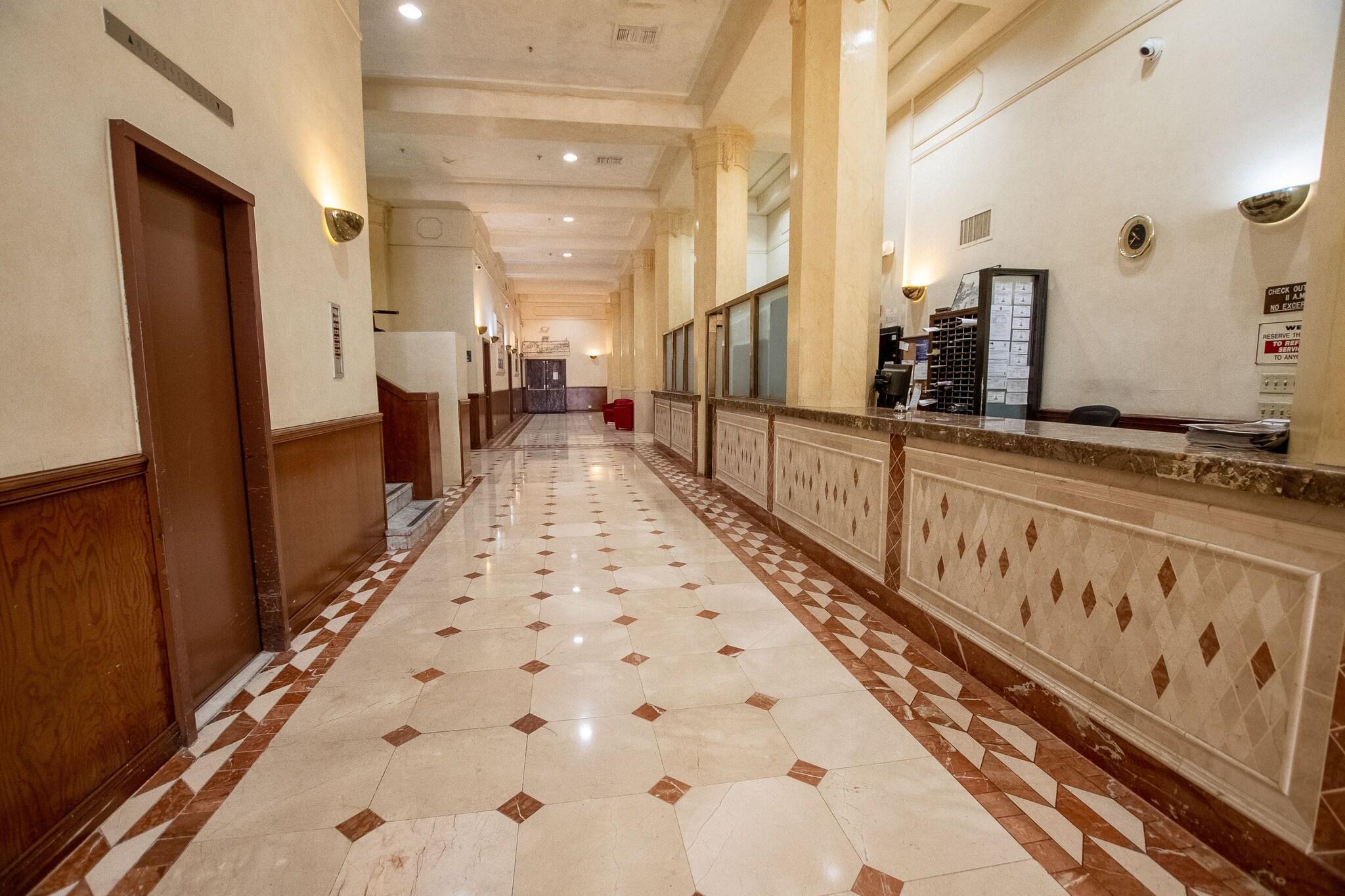 Vista Lobby Stillwell Hotel