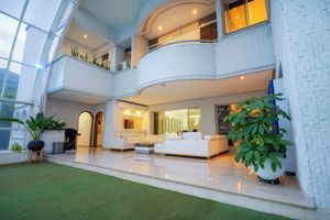 Alquiler Vacacional - Stunning 9-BR PH with Spa, Concierge, Breakfast & WiFi in Medellín