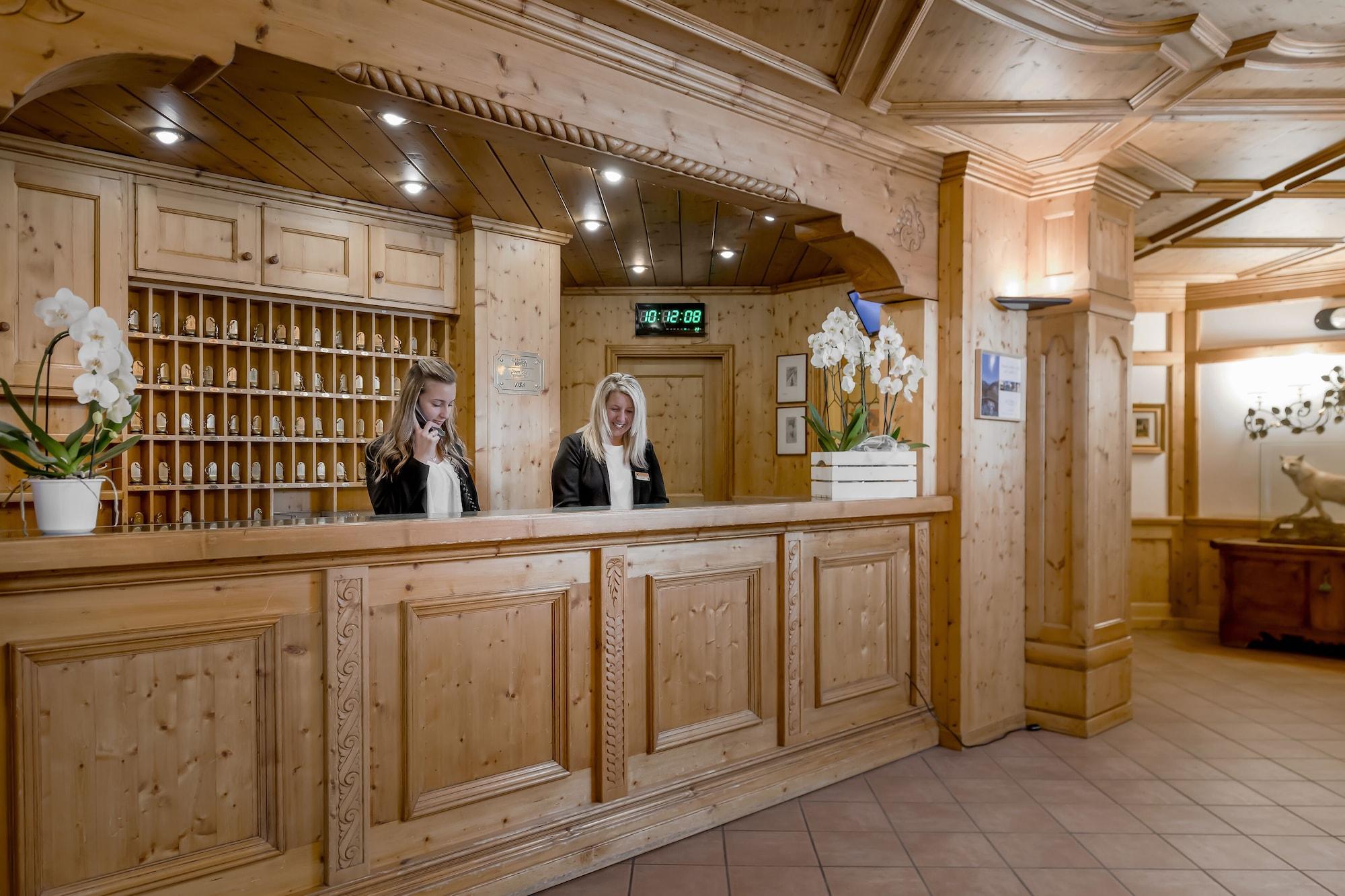 Vista Lobby Cristallo Hotel Residence