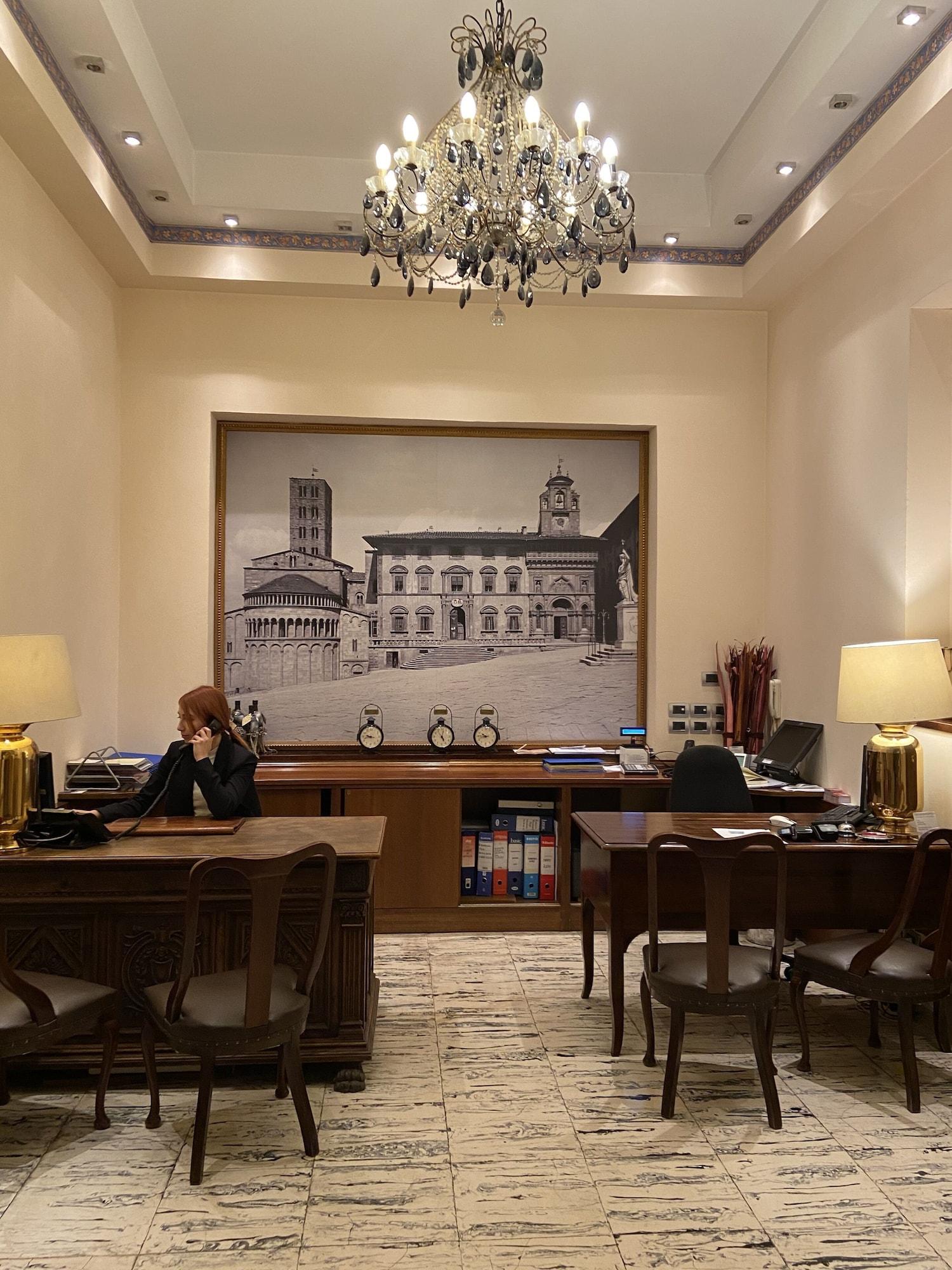 Vista Lobby Vogue Hotel