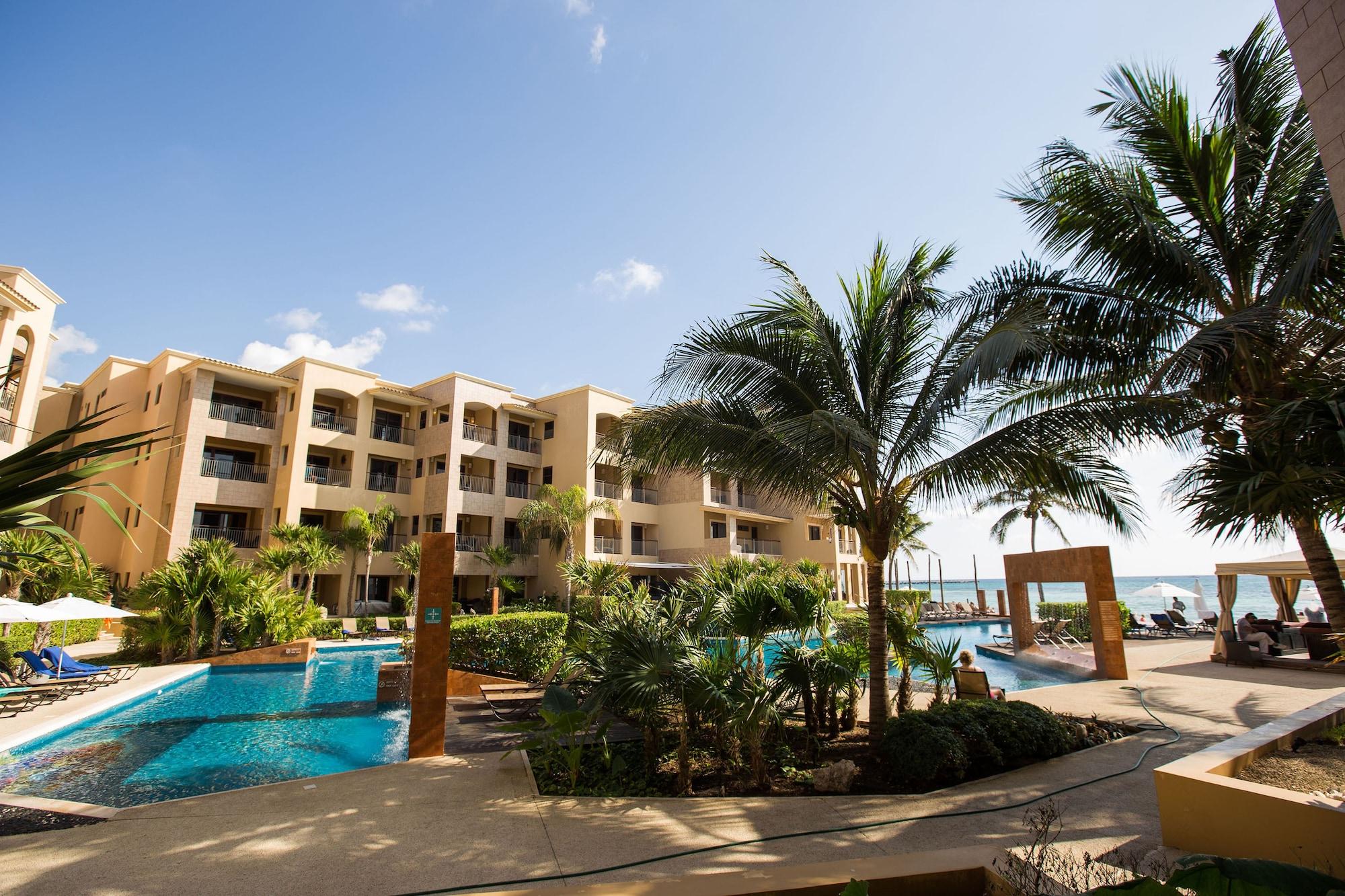 Varios Large ground-floor a 2-bedroom condo with a balcony at ELFARO by DPM