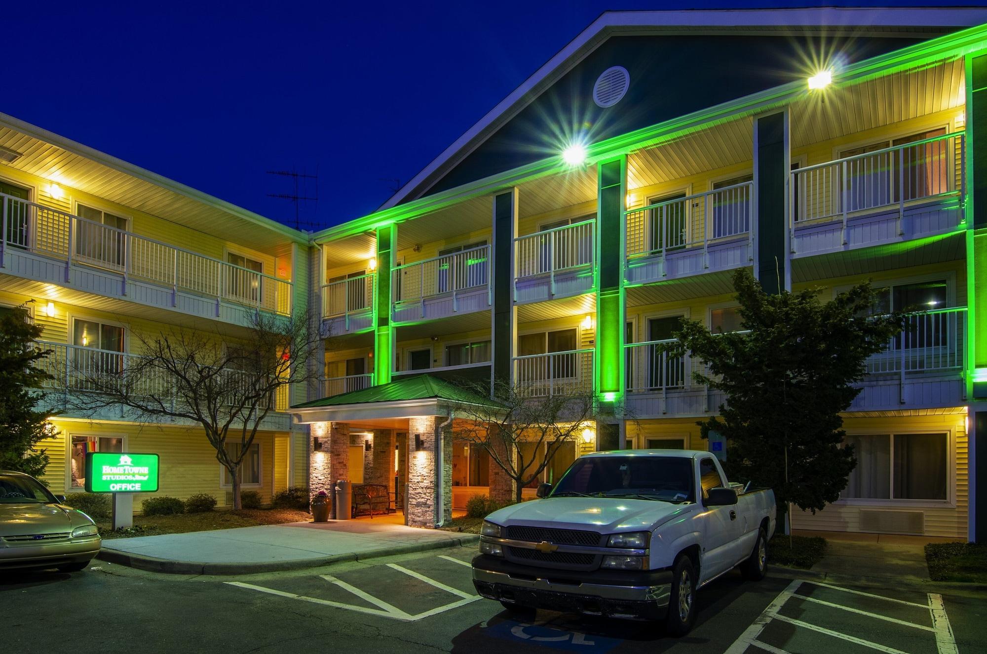 Vista Exterior HomeTowne Studios by Red Roof Winston-Salem - University Pkwy