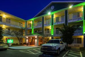 Alojamiento - HomeTowne Studios by Red Roof Winston-Salem - University Pkwy