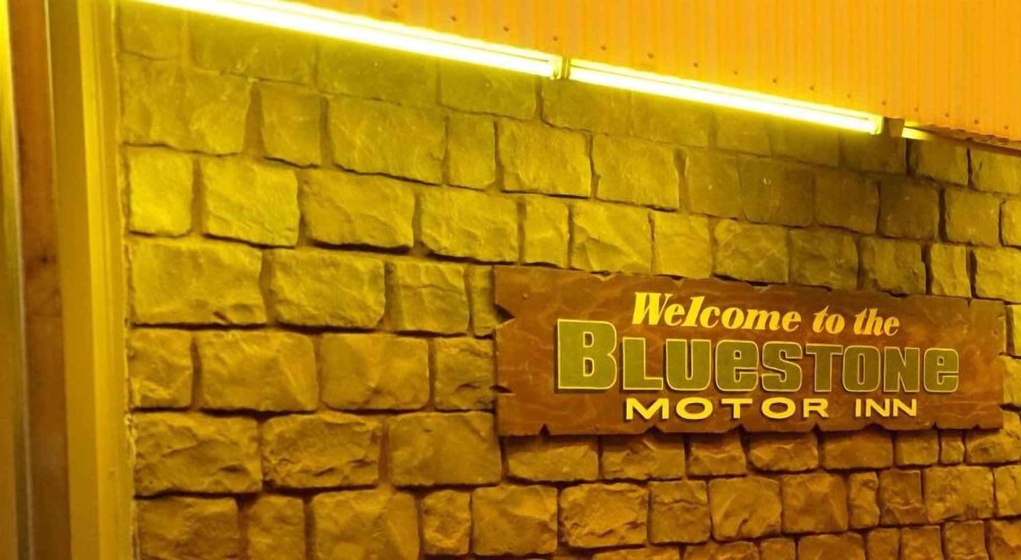 Varios Bluestone Motor Inn