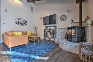 Alquiler Vacacional - Epic Mammoth Lakes Getaway w/ Shared Pool, Hot Tub