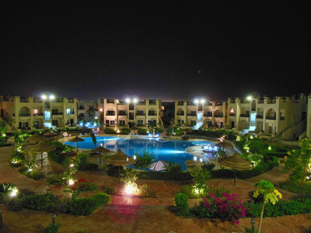 Vista Exterior Sunny Lakes Resort Apartments - Adults Only