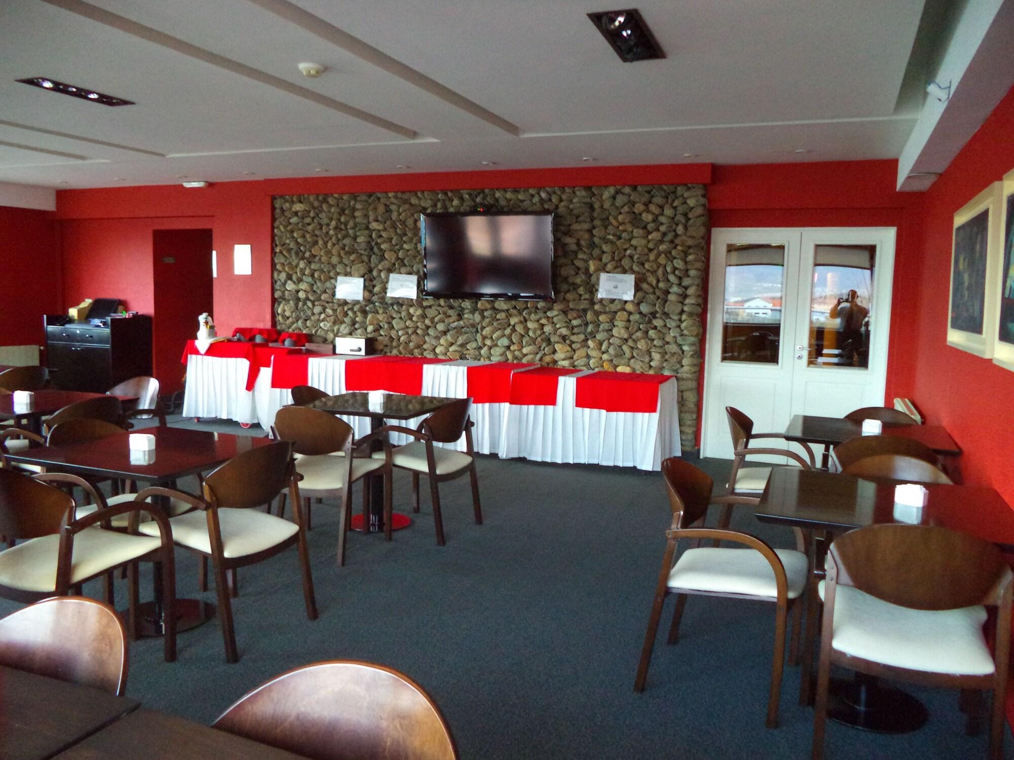 Bar/Salón Hotel Mil 810