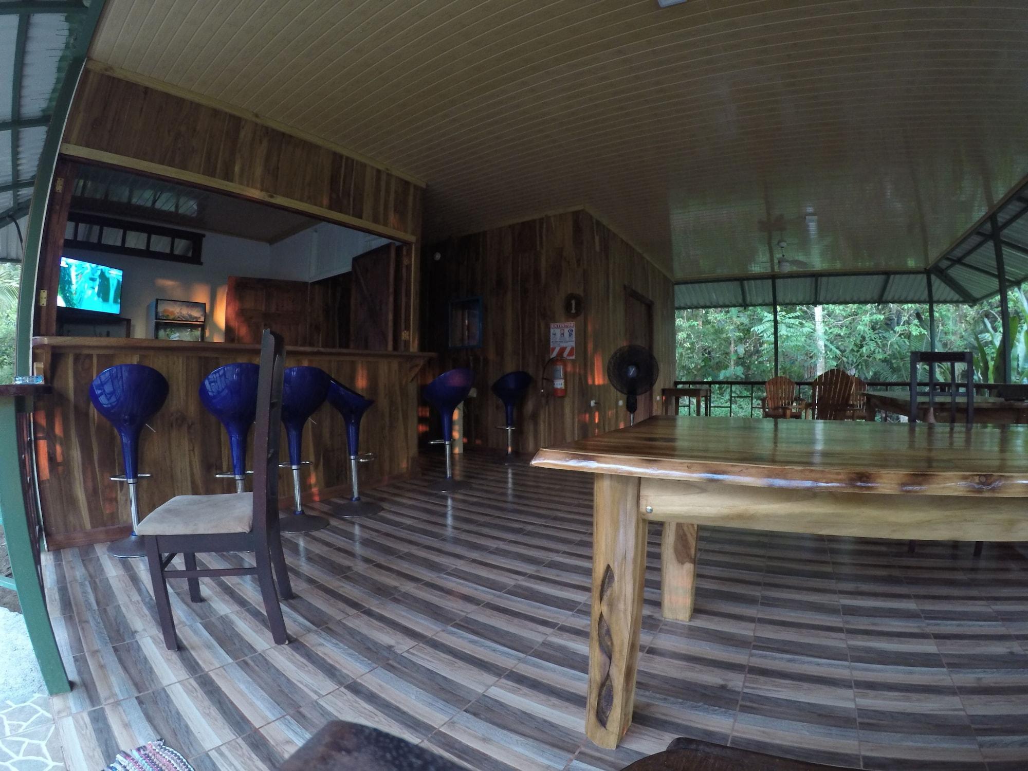 Bar/Salón Jonny's cabins drake day