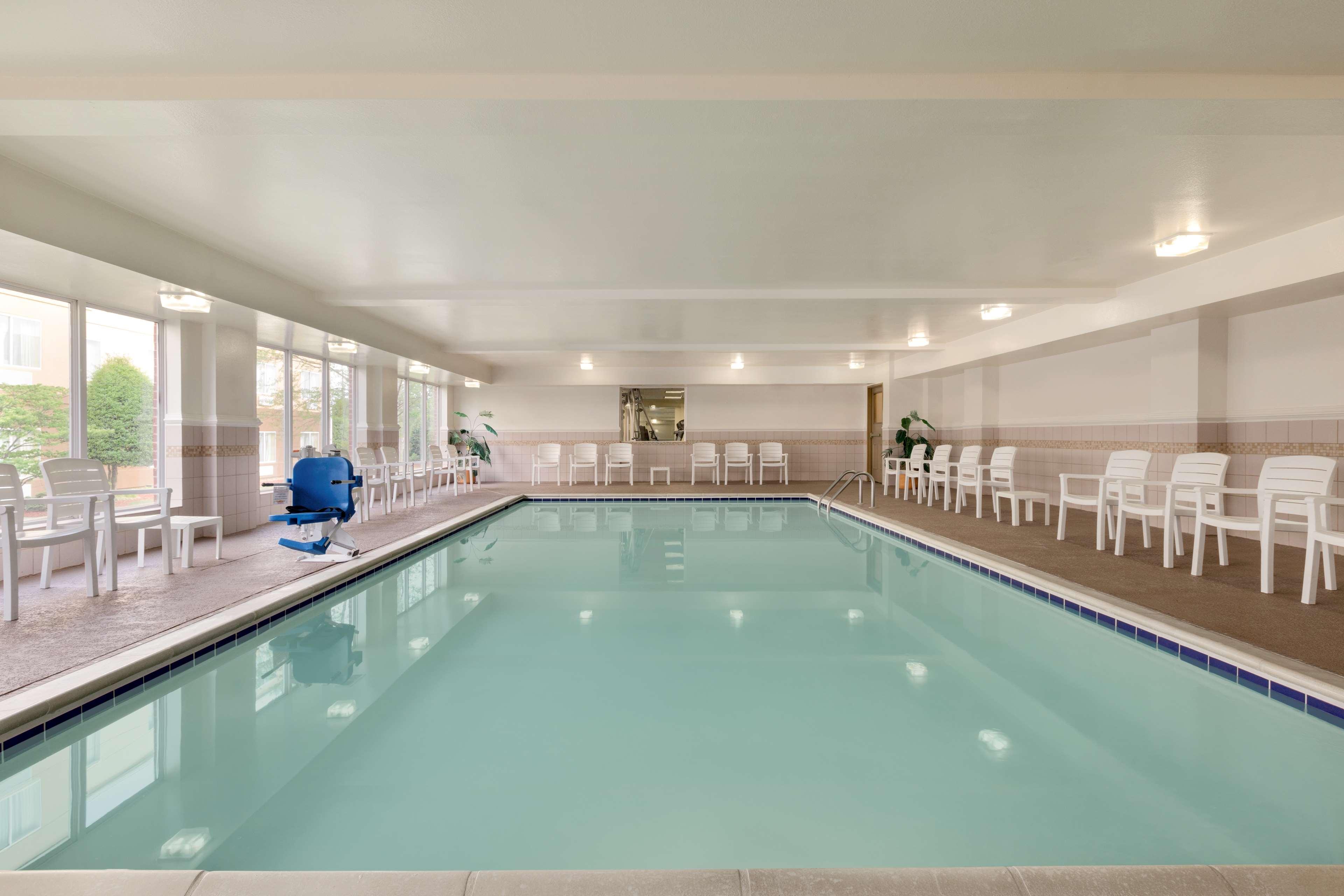 Vista Piscina Country Inn & Suites by Radisson, Chester, VA