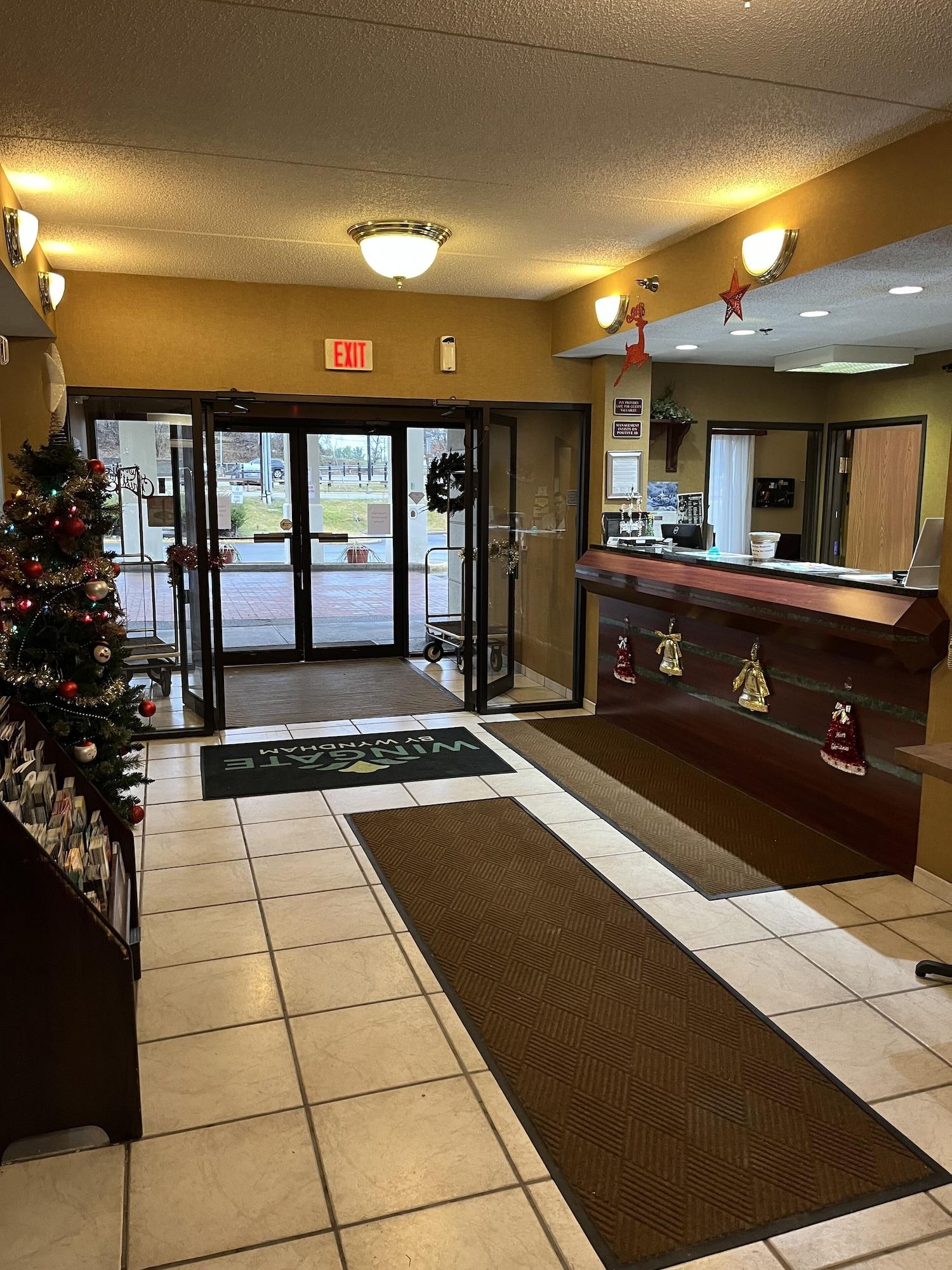 Vista Lobby Wingate by Wyndham Pittsburgh/West Mifflin