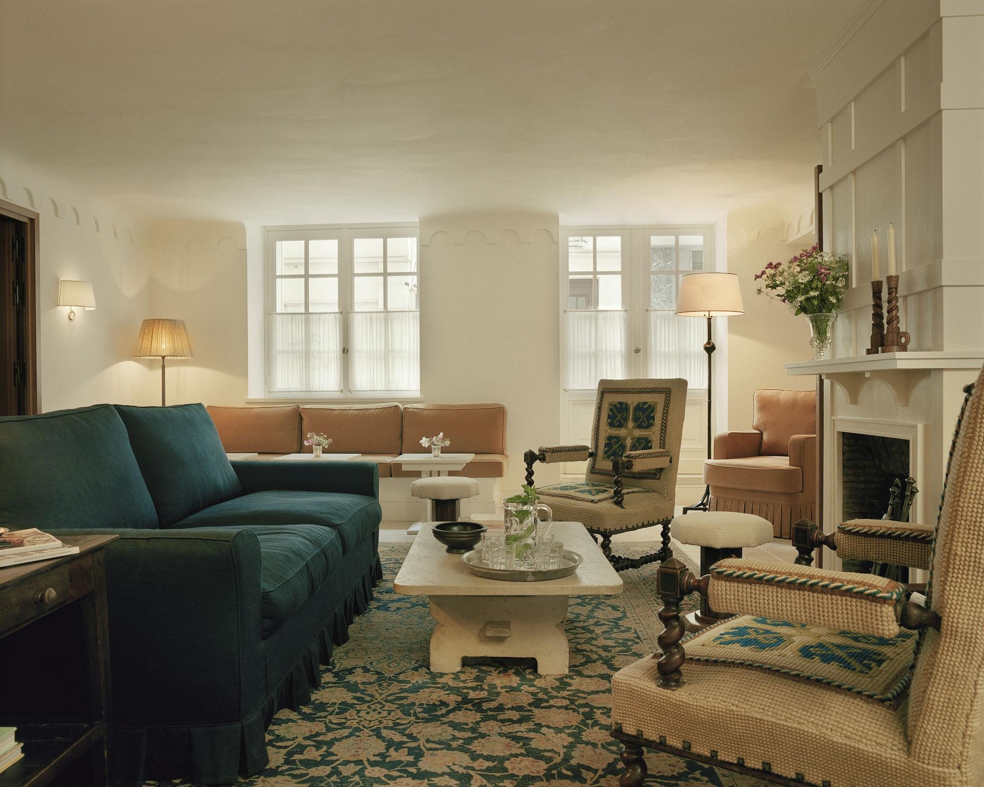 Varios Hôtel Château Voltaire