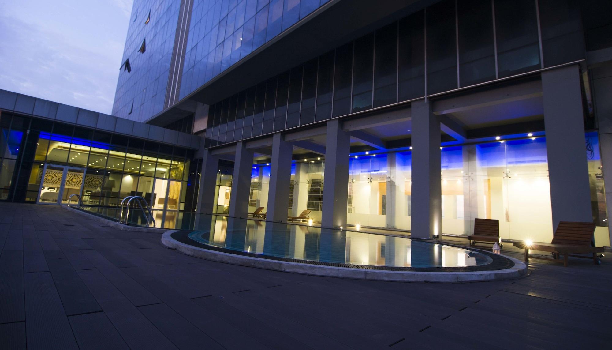 Vista Exterior Platinum One Suites