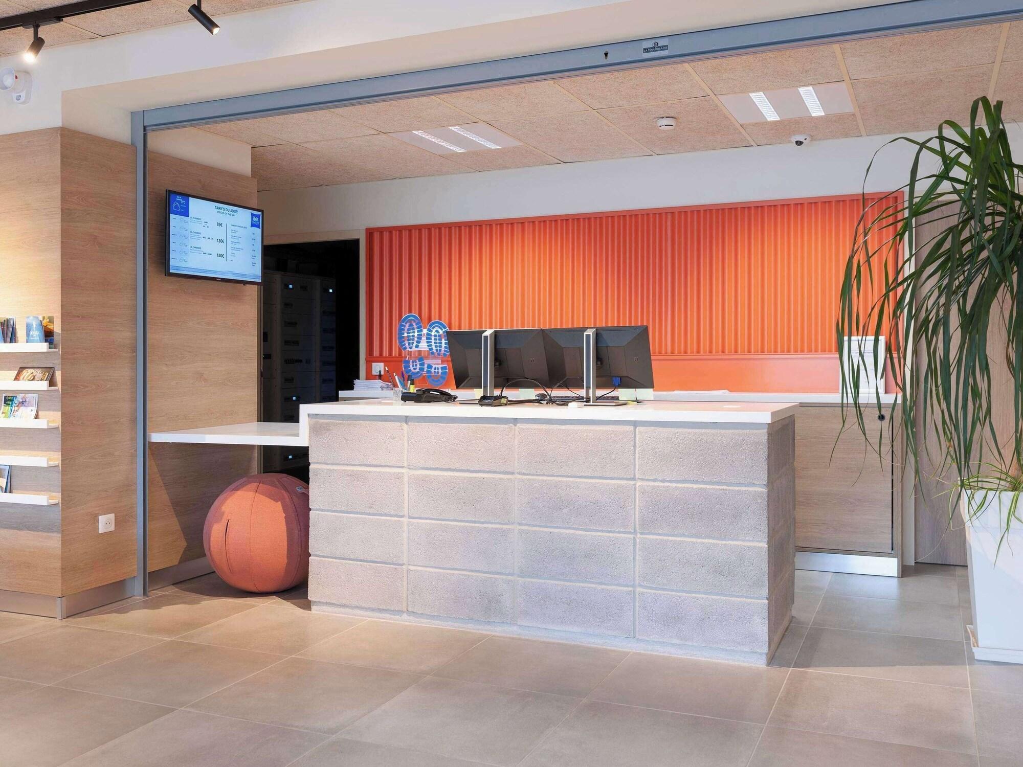 Vista Exterior Ibis Budget Mont De Marsan