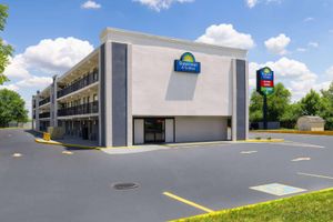 Alojamiento - Days Inn & Suites by Wyndham Indianapolis Airport East