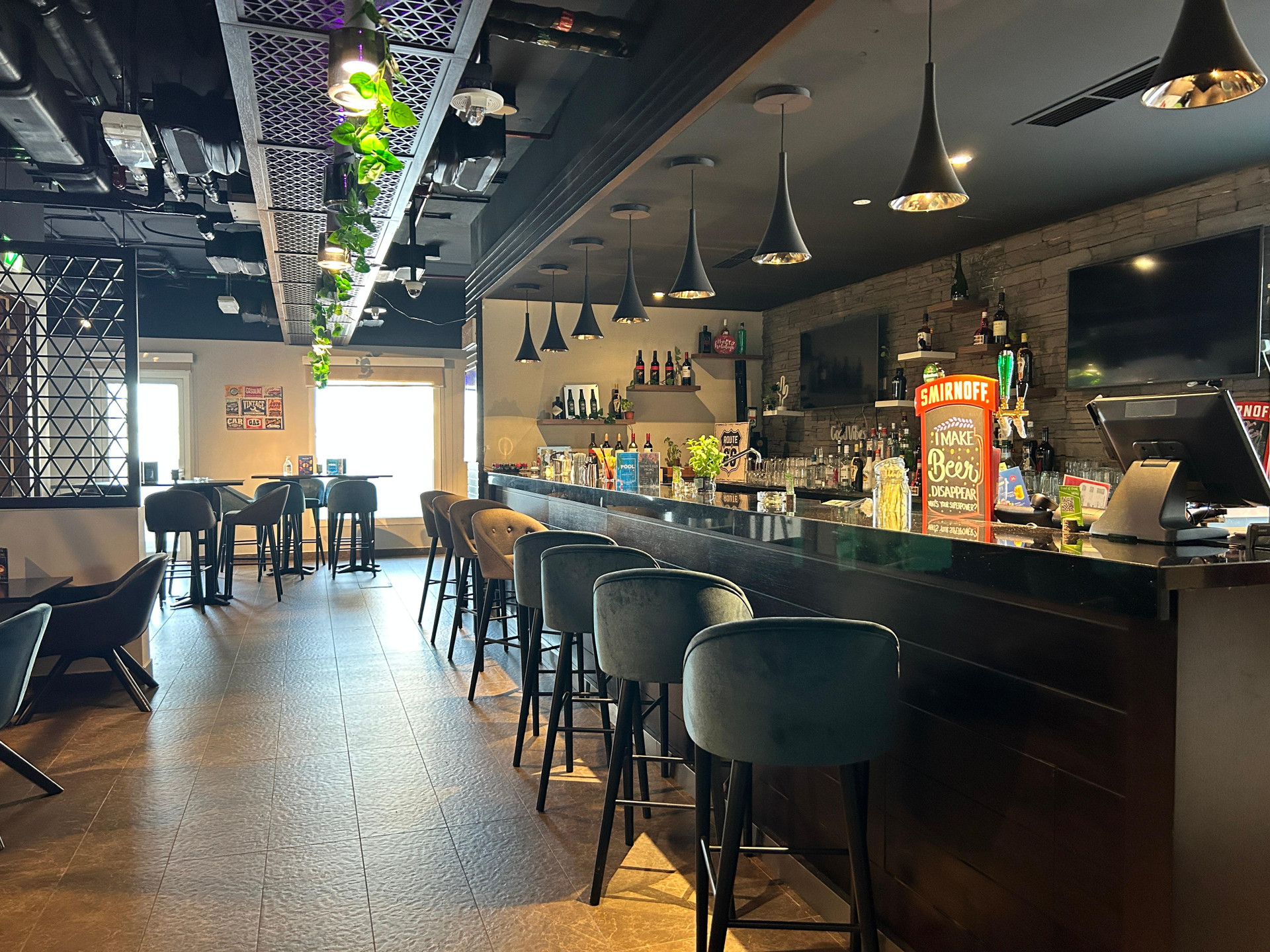 Bar/Salón Hampton by Hilton Dubai Al Barsha