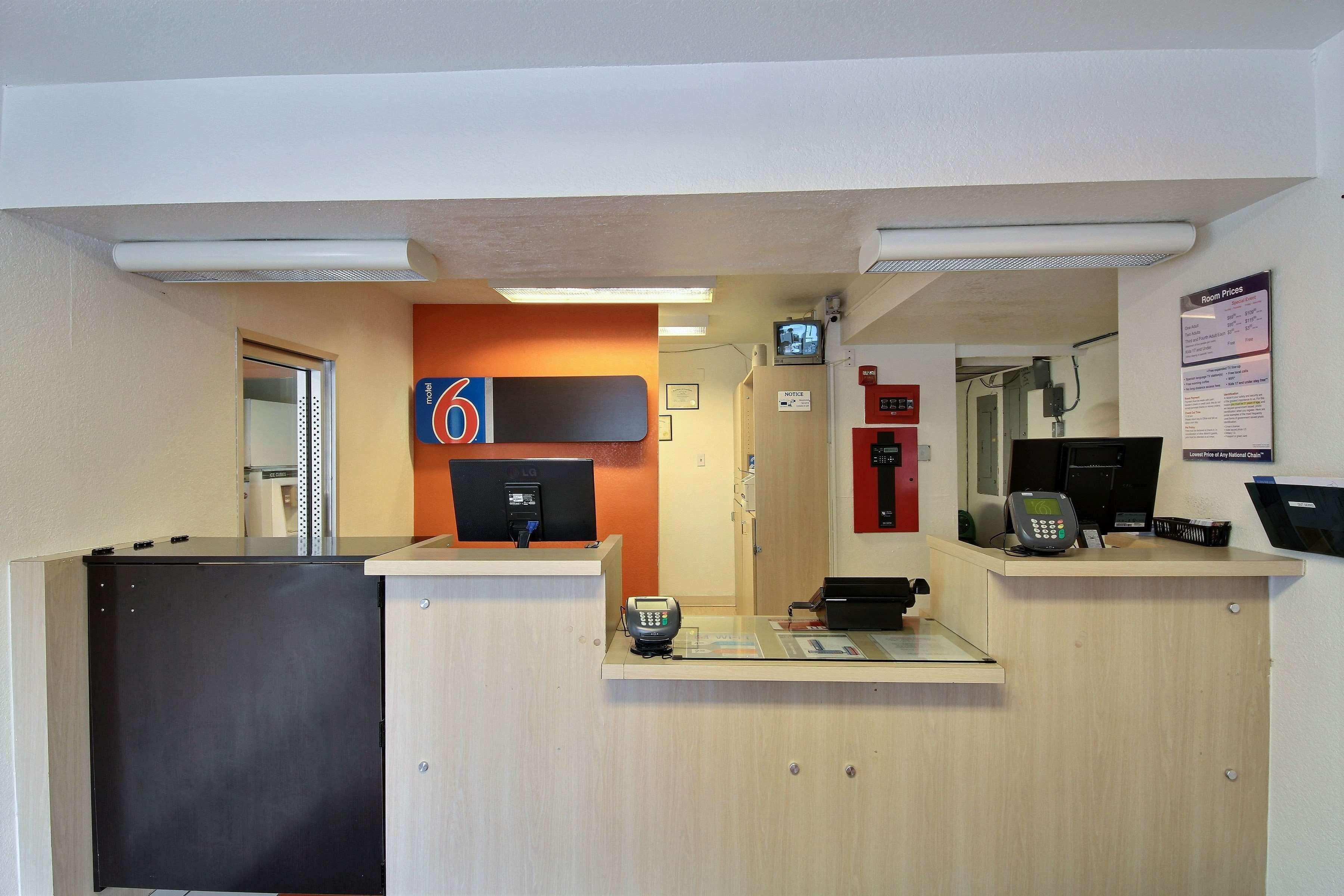 Vista Lobby Motel 6-San Marcos